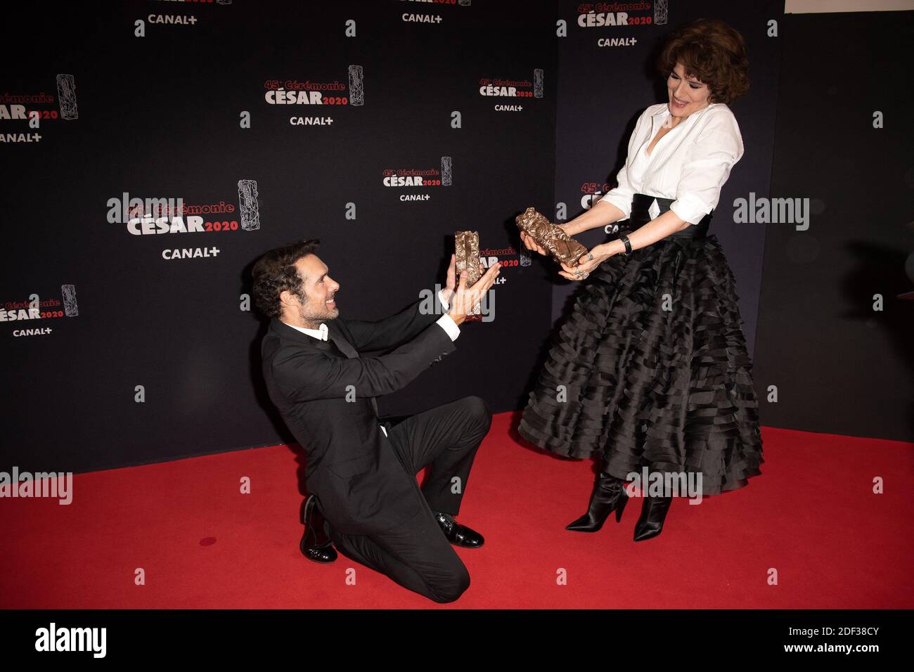 Il regista francese Nicolas Bedos ha ricevuto il premio miglior sceneggiatura originale per 'la Belle Epoque' e l'attrice francese Fanny Ardant che ha ottenuto il premio miglior attrice in un ruolo di supporto per 'la Belle Epoque' durante il Cesar Film Awards 2020 a Salle Pleyel il 28 febbraio 2020 a Parigi, Francia. Foto di David Niviere/ABACAPRESS.COM Foto Stock