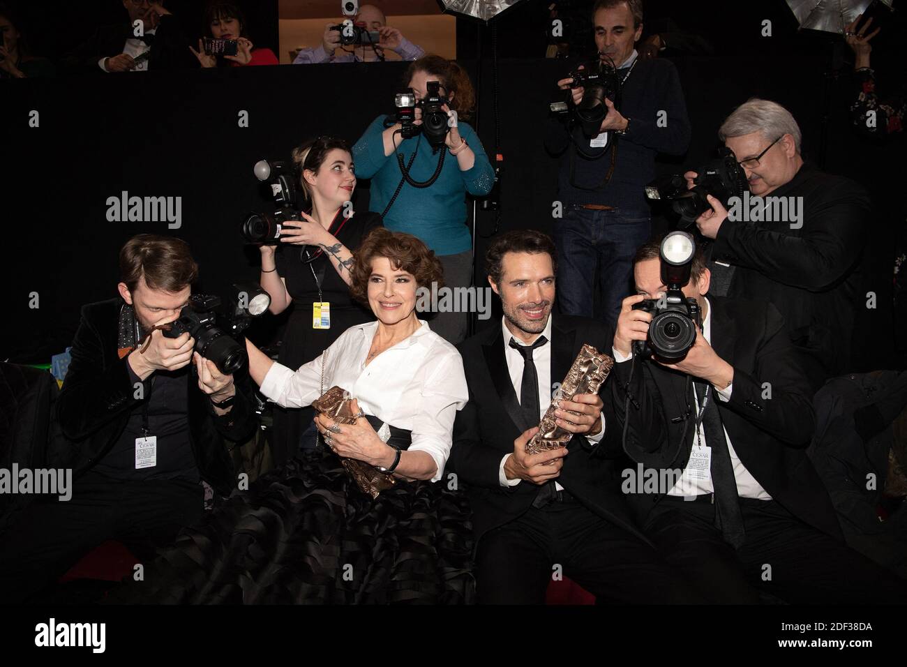 Il regista francese Nicolas Bedos, che ha ricevuto il premio miglior sceneggiatura originale per 'la Belle Epoque' e l'attrice francese Fanny Ardant, che ha ottenuto il premio miglior attrice in un ruolo di supporto per 'la Belle Epoque', pose con i fotografi durante i Cesar Film Awards 2020 a Salle Pleyel il 28 febbraio 2020 a Parigi, Francia. Foto di David Niviere/ABACAPRESS.COM Foto Stock