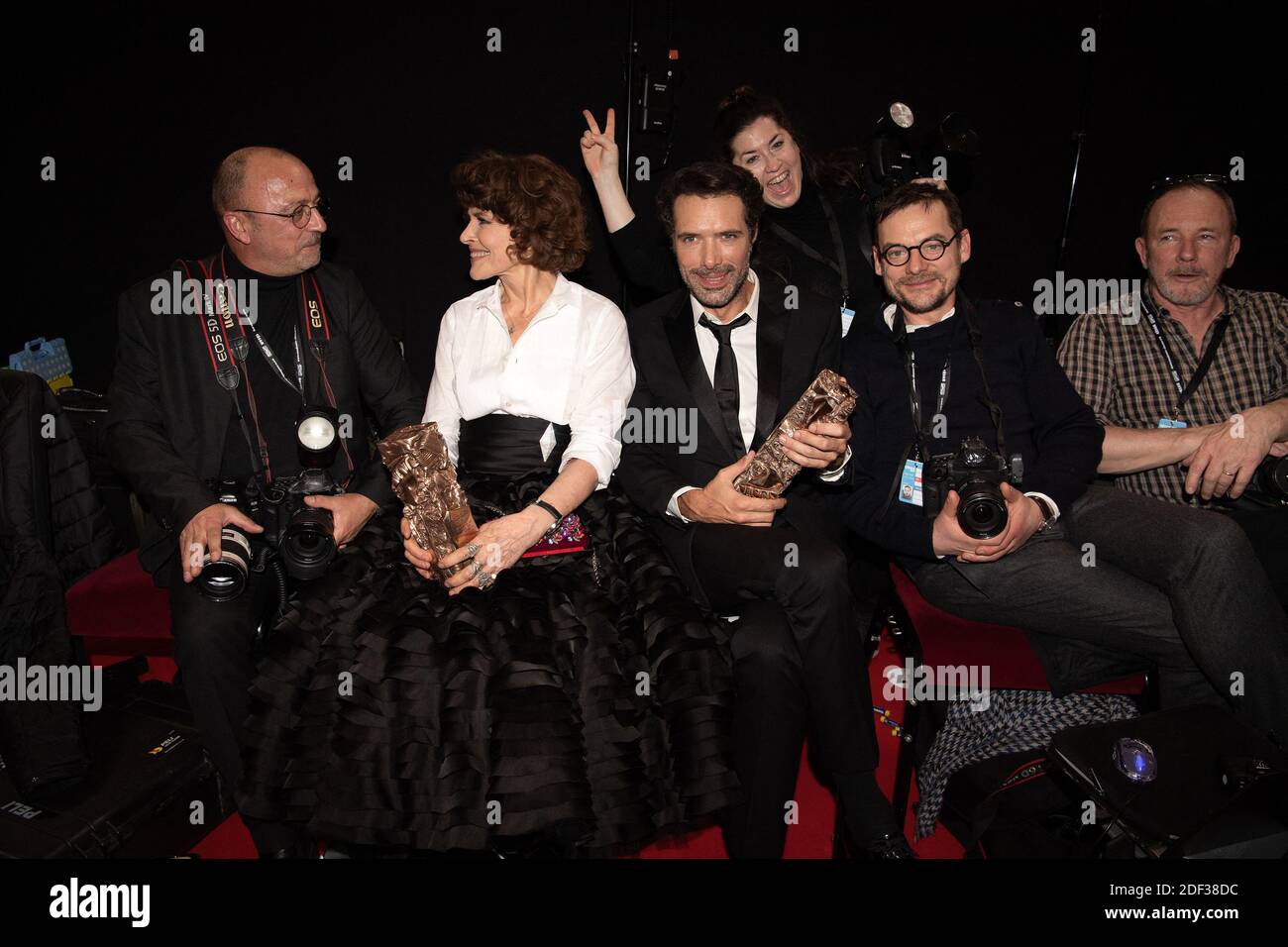 Il regista francese Nicolas Bedos, che ha ricevuto il premio miglior sceneggiatura originale per 'la Belle Epoque' e l'attrice francese Fanny Ardant, che ha ottenuto il premio miglior attrice in un ruolo di supporto per 'la Belle Epoque', pose con i fotografi durante i Cesar Film Awards 2020 a Salle Pleyel il 28 febbraio 2020 a Parigi, Francia. Foto di David Niviere/ABACAPRESS.COM Foto Stock
