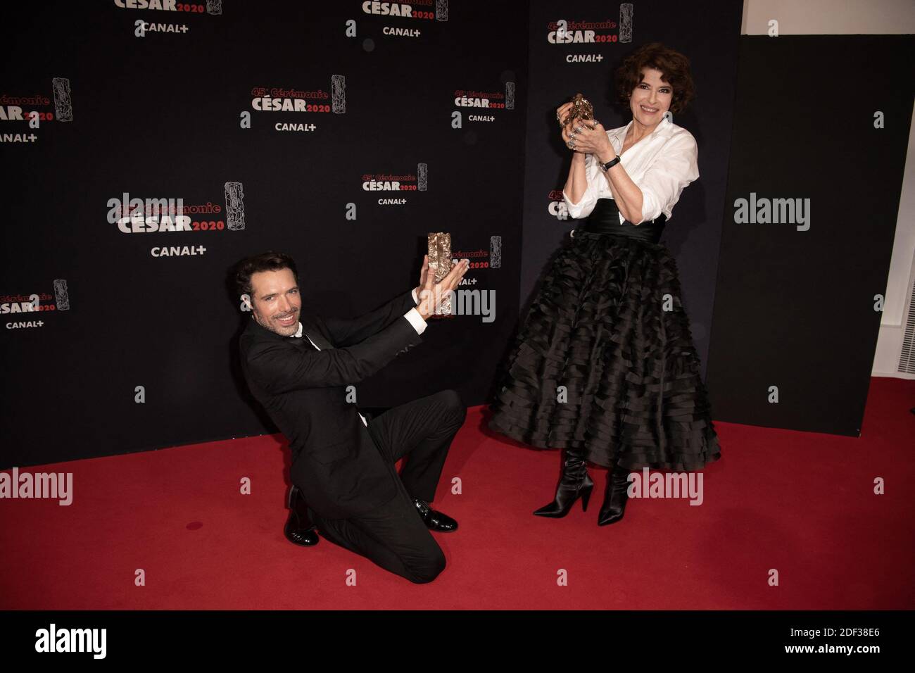 Il regista francese Nicolas Bedos ha ricevuto il premio miglior sceneggiatura originale per 'la Belle Epoque' e l'attrice francese Fanny Ardant che ha ottenuto il premio miglior attrice in un ruolo di supporto per 'la Belle Epoque' durante il Cesar Film Awards 2020 a Salle Pleyel il 28 febbraio 2020 a Parigi, Francia. Foto di David Niviere/ABACAPRESS.COM Foto Stock
