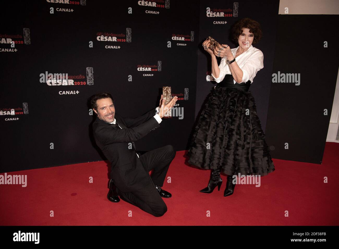 Il regista francese Nicolas Bedos ha ricevuto il premio miglior sceneggiatura originale per 'la Belle Epoque' e l'attrice francese Fanny Ardant che ha ottenuto il premio miglior attrice in un ruolo di supporto per 'la Belle Epoque' durante il Cesar Film Awards 2020 a Salle Pleyel il 28 febbraio 2020 a Parigi, Francia. Foto di David Niviere/ABACAPRESS.COM Foto Stock