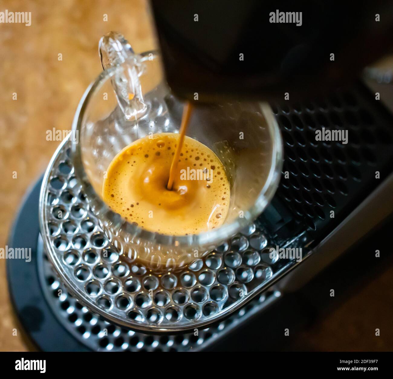 Processo di erogazione del caffè espresso dalla tipica macchina per caffè espresso italiana Foto Stock