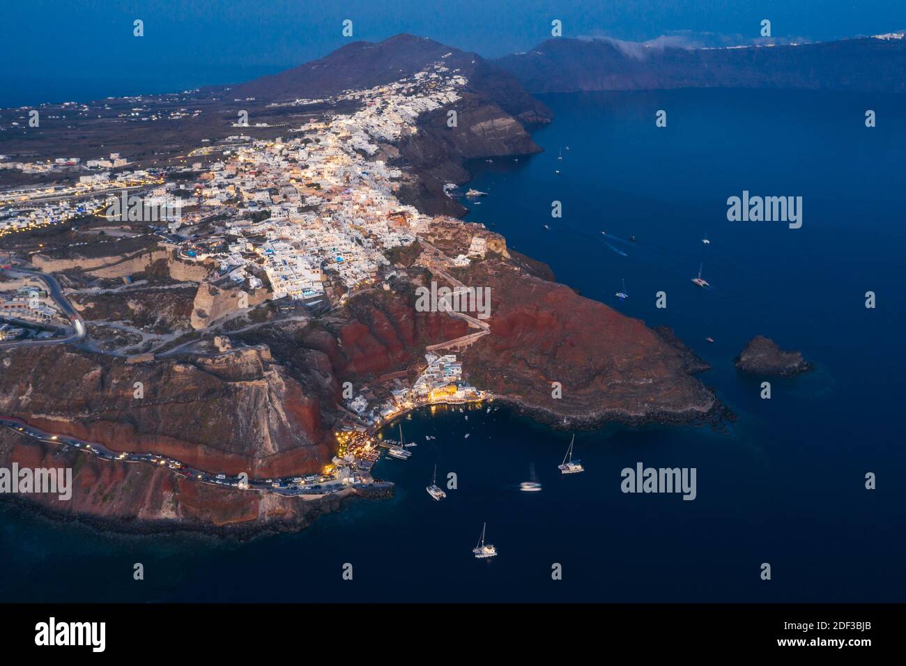 Aerila vista di Oia e Ammoudi villaggio a Santorini, Grecia Foto Stock
