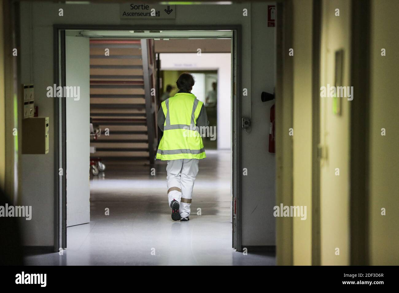 Un medico di emergenza nei corridoi dell'Ospedale Universitario di Bordeaux. A Bordeaux , Francia, il 02 marzo 2020. Foto di Thibaud Moritz/ABACAPRESS.COM Foto Stock