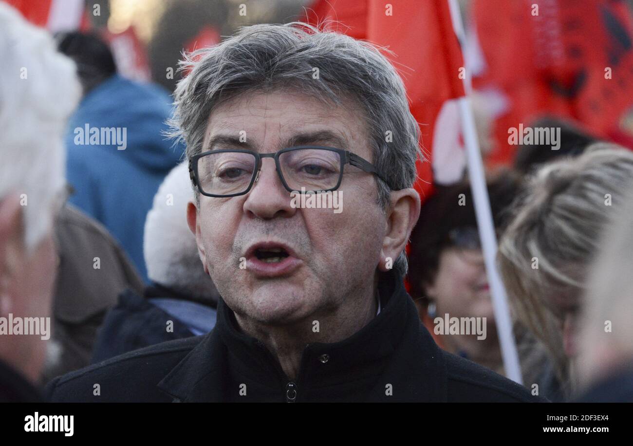 Jean-Luc Melenchon, capo della Francia Insoumise (IFP), a Place de la Republique, In segno di protesta contro il disegno di legge del governo francese sulla riforma delle pensioni, dopo che i sindacati francesi hanno chiesto una giornata di scioperi nazionali in risposta al primo ministro francese Edouard Philippe, che ha emulgato l'articolo 49.3 della costituzione con il disegno di legge sulla riforma delle pensioni in seno all'Assemblea nazionale il 03 marzo 2020 a Parigi, Francia. Il disegno di legge fonde 42 diversi regimi pensionistici in un unico sistema basato su punti, per far ritirare tutti in Francia contemporaneamente, ed è ampiamente opposto dai sindacati francesi e segue mesi di scioperi a. Foto Stock