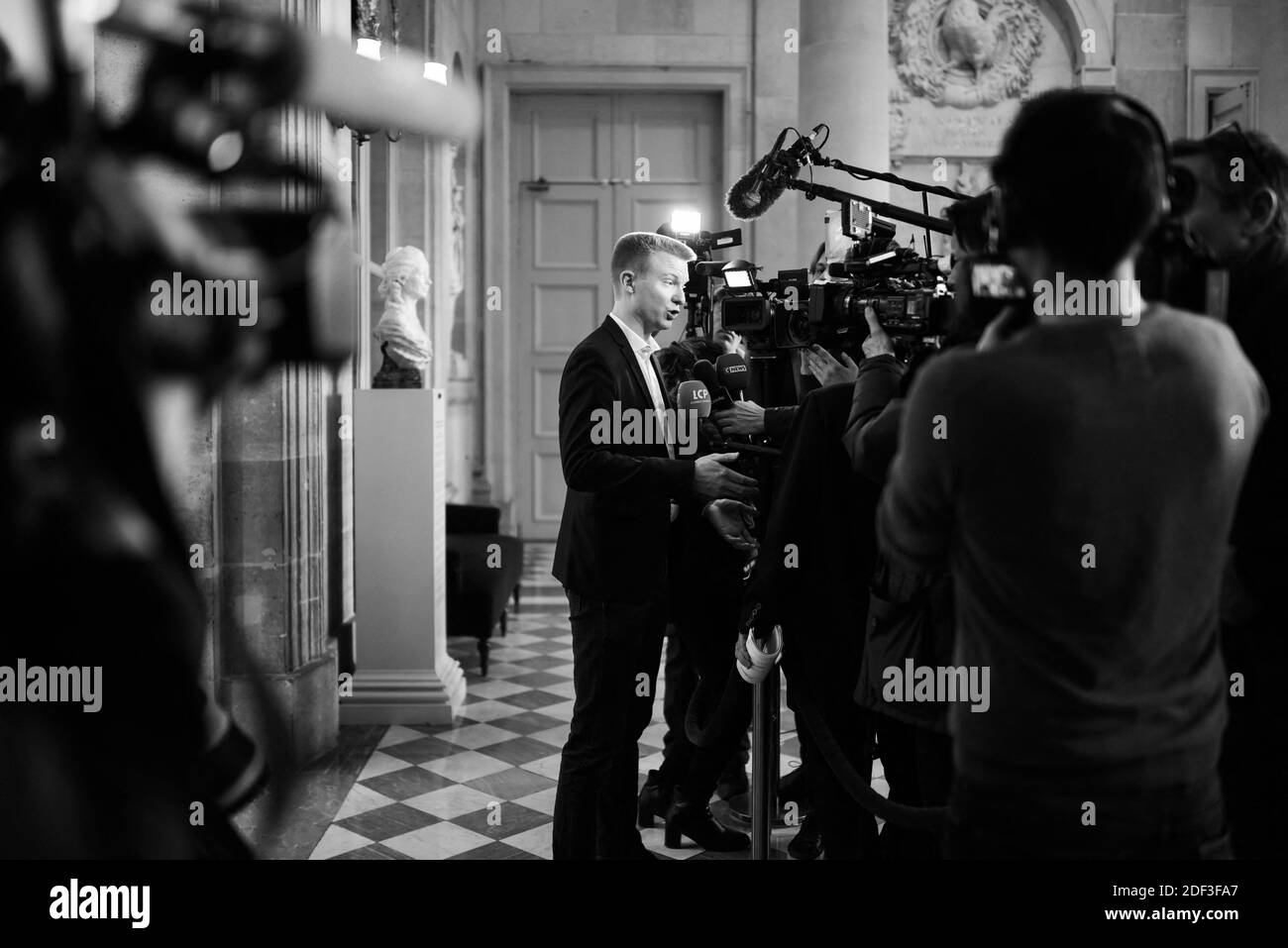Adrien Quatennens parla alla stampa all'Assemblea nazionale di Parigi, il 3 marzo 2020. Foto di Julie Sebadelha/ABACAPRESS.COM Foto Stock