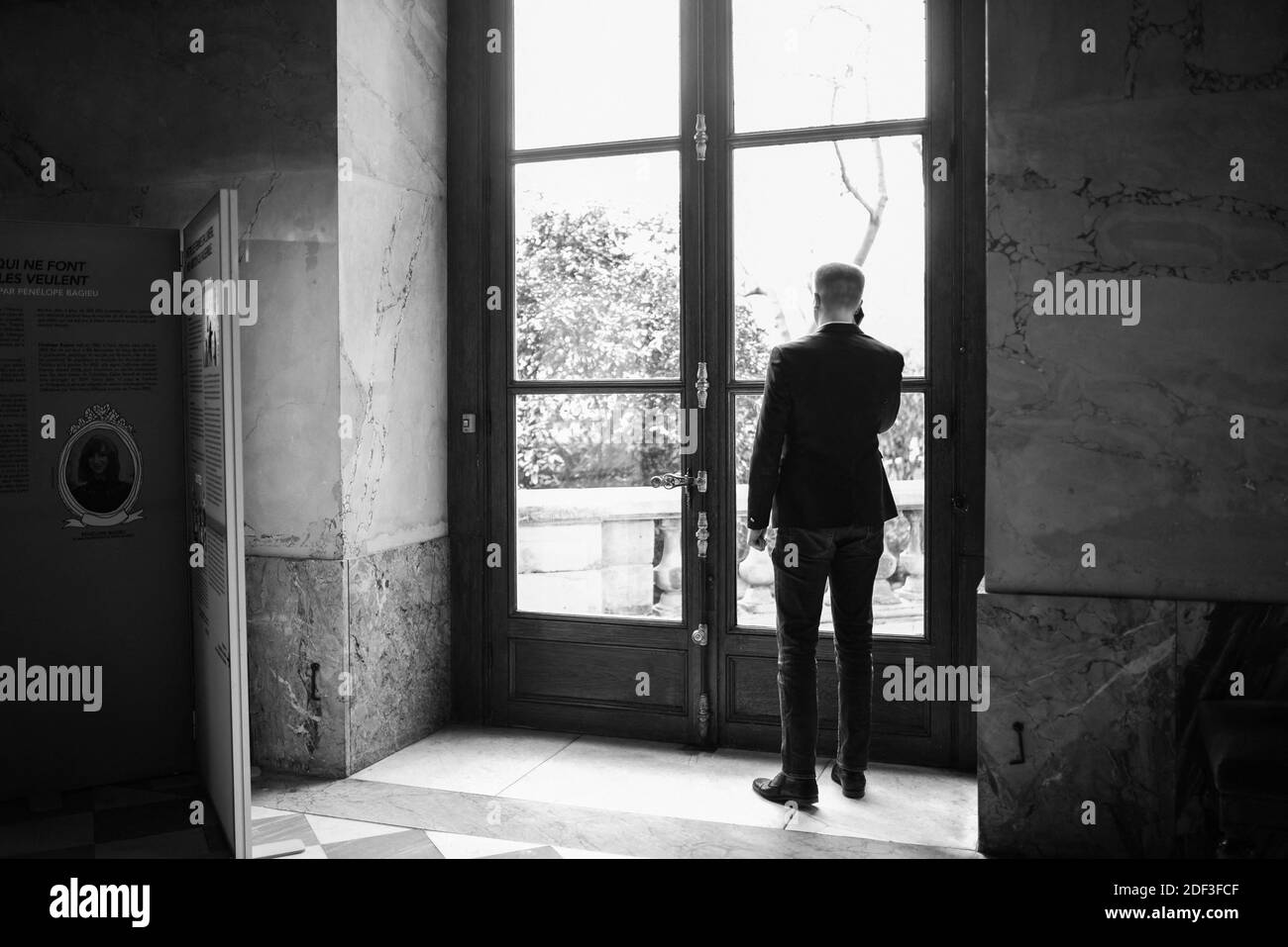 La France Insoumise (LFI) Adrien Quatennens parla al telefono all'Assemblea Nazionale di Parigi, il 3 marzo 2020. Foto di Julie Sebadelha/ABACAPRESS.COM Foto Stock