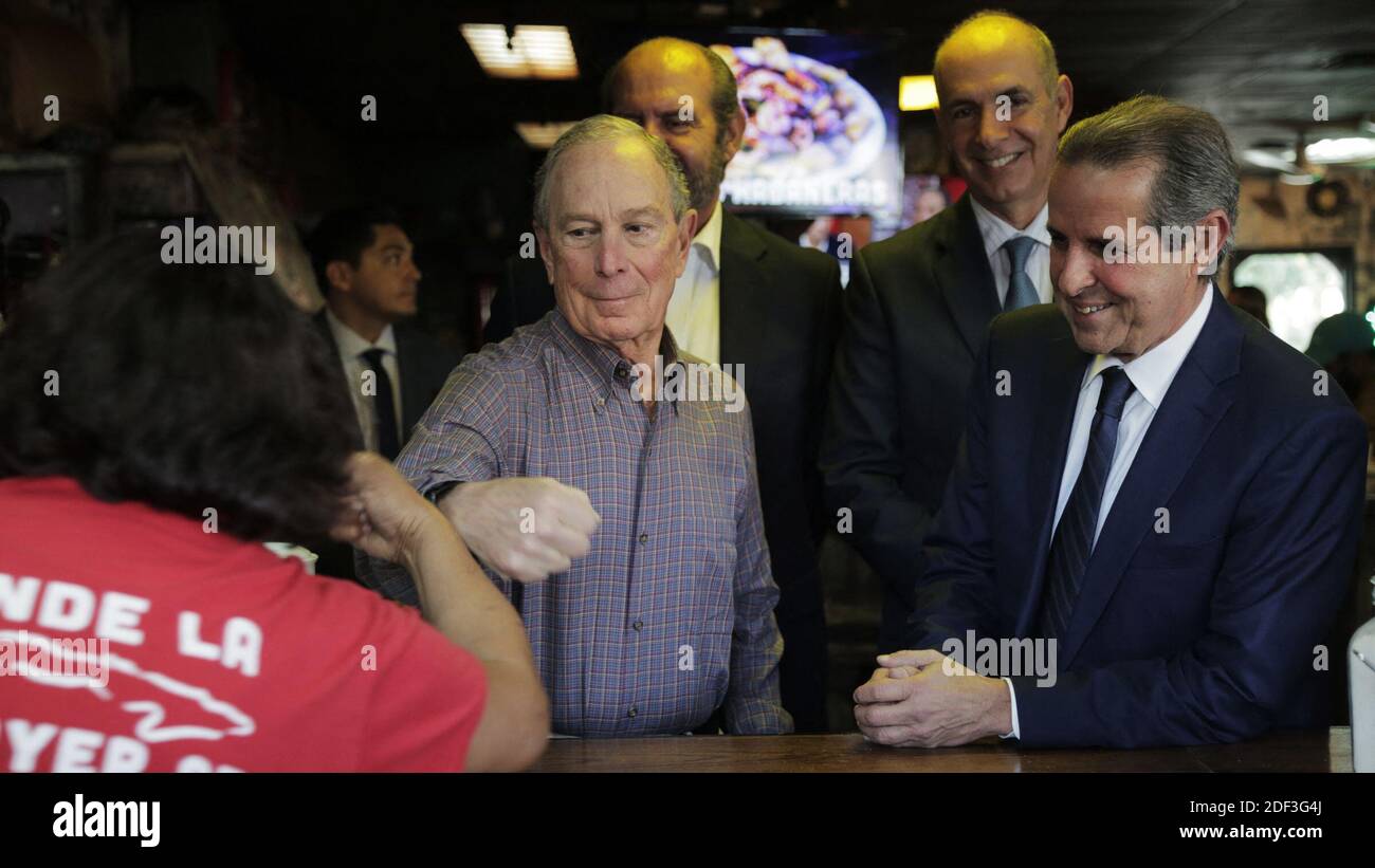 NESSUN FILM, NESSUN VIDEO, NESSUNA TV, NESSUN DOCUMENTARIO - Miami, Florida, 3 marzo 2020 - candidato presidenziale democratico Mike Bloomberg Foto da sinistra) pugno un assistente al banco del ristorante El Pub a Little Havana dove ha fatto una sosta per un certo caffè cubano, Seduto accanto a MR. Bloomberg è ex City of Miami Mayor, Manny Diaz. Foto di Jose A. Iglesias/el Nuevo Herald/TNS/ABACAPRESS.COM Foto Stock