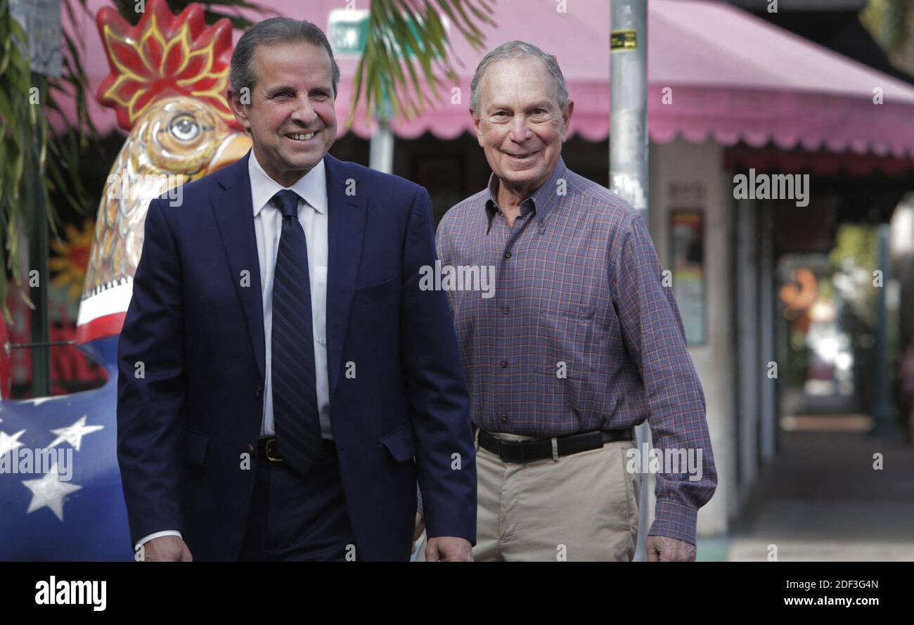 NESSUN FILM, NESSUN VIDEO, NESSUNA TV, NESSUN DOCUMENTARIO - Miami, Florida, 3 marzo 2020 - il candidato presidenziale democratico Mike Bloomberg cammina da una delle statue di gallo iconiche lungo calle ocho mentre si batte a Little Havana insieme con l'ex sindaco di Miami Manny Diaz. Questa sarà la terza campagna di Mike in Florida. La visita viene come il sostegno di Mike tra gli elettori della Florida e l'operazione di campagna continua a crescere. Foto di Jose A. Iglesias/el Nuevo Herald/TNS/ABACAPRESS.COM Foto Stock