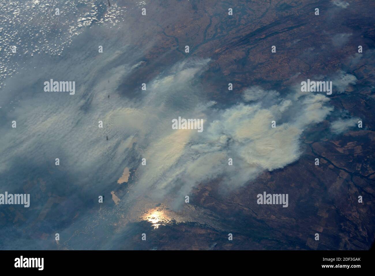 BRASILE / BOLIVIA - 29 agosto 2020 - Wildfire sono Nella foresta amazzonica è raffigurata la Stazione spaziale Internazionale orbitato sopra il bordo tra Foto Stock