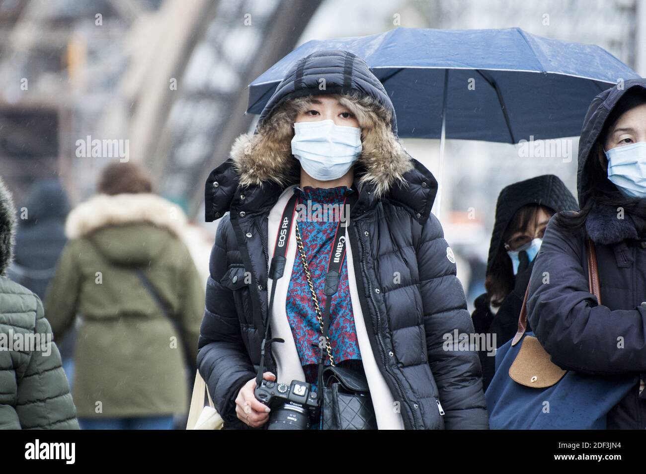 I turisti indossano maschere mediche al Louvre come precauzione contro il coronavirus a Parigi, Francia, il 4 marzo 2020. Mentre il virus si diffonde in tutto il mondo, infettando più di 89,000 persone in tutto il mondo, le principali attrazioni turistiche e gli eventi che attirano visitatori da tutto il mondo stanno avvertendo i suoi effetti. Anche il famoso Museo del Louvre di Parigi ha temporaneamente chiuso le sue porte dopo l'insorgenza del virus in Francia e in altre parti d'Europa. Riaperto oggi, dopo tre giorni di operazioni sospese. Foto di Magali Cohen/ABACAPRESS.COM Foto Stock