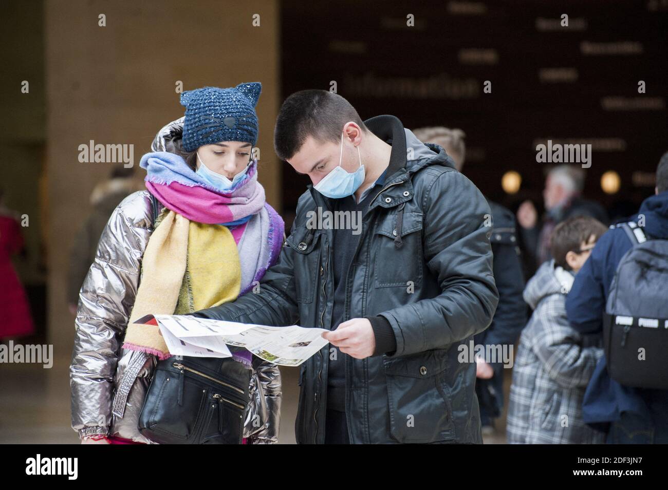 I turisti indossano maschere mediche al Louvre come precauzione contro il coronavirus a Parigi, Francia, il 4 marzo 2020. Mentre il virus si diffonde in tutto il mondo, infettando più di 89,000 persone in tutto il mondo, le principali attrazioni turistiche e gli eventi che attirano visitatori da tutto il mondo stanno avvertendo i suoi effetti. Anche il famoso Museo del Louvre di Parigi ha temporaneamente chiuso le sue porte dopo l'insorgenza del virus in Francia e in altre parti d'Europa. Riaperto oggi, dopo tre giorni di operazioni sospese. Foto di Magali Cohen/ABACAPRESS.COM Foto Stock