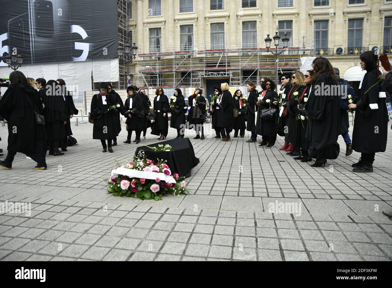 Gli avvocati francesi stanno mantenendo la pressione contro la proposta di revisione del sistema pensionistico da parte del governo francese e si stanno manifestando di fronte alla Cancelleria di Parigi, Francia, il 6 marzo 2020. Foto di Aid Adjedjou/Avenir Pictures/ABACAPRESS.COM Foto Stock