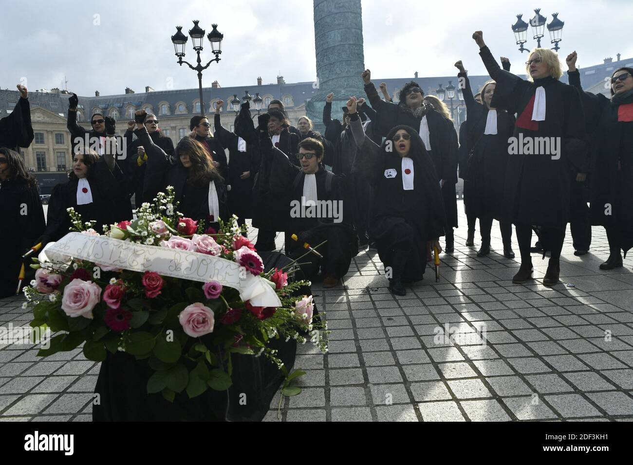 Gli avvocati francesi stanno mantenendo la pressione contro la proposta di revisione del sistema pensionistico da parte del governo francese e si stanno manifestando di fronte alla Cancelleria di Parigi, Francia, il 6 marzo 2020. Foto di Aid Adjedjou/Avenir Pictures/ABACAPRESS.COM Foto Stock