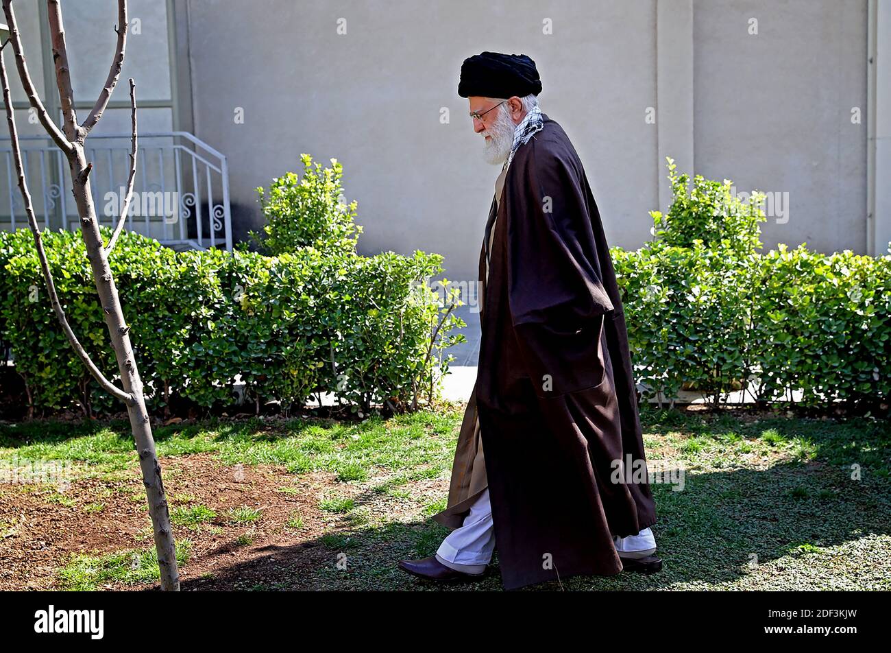 Il leader supremo dell'Iran Ayatollah Ali Khamenei innaffia un albero appena piantato in un giardino durante una cerimonia che segna la settimana delle "risorse naturali" nella capitale Teheran. Khamenei ha chiesto agli iraniani di attenersi alle linee guida per l'igiene per impedire la diffusione del nuovo coronavirus. 'Le linee guida sanitarie per prevenire l'infezione da questo virus dovrebbero essere osservate,' ha detto sulla televisione di stato mentre indossava guanti come ha piantato un albero. Il leader supremo ha affermato che l'Iran era trasparente con i suoi dati sull'epidemia e ha accusato altri paesi di cercare di nasconderli. Teheran, Iran, marzo Foto Stock