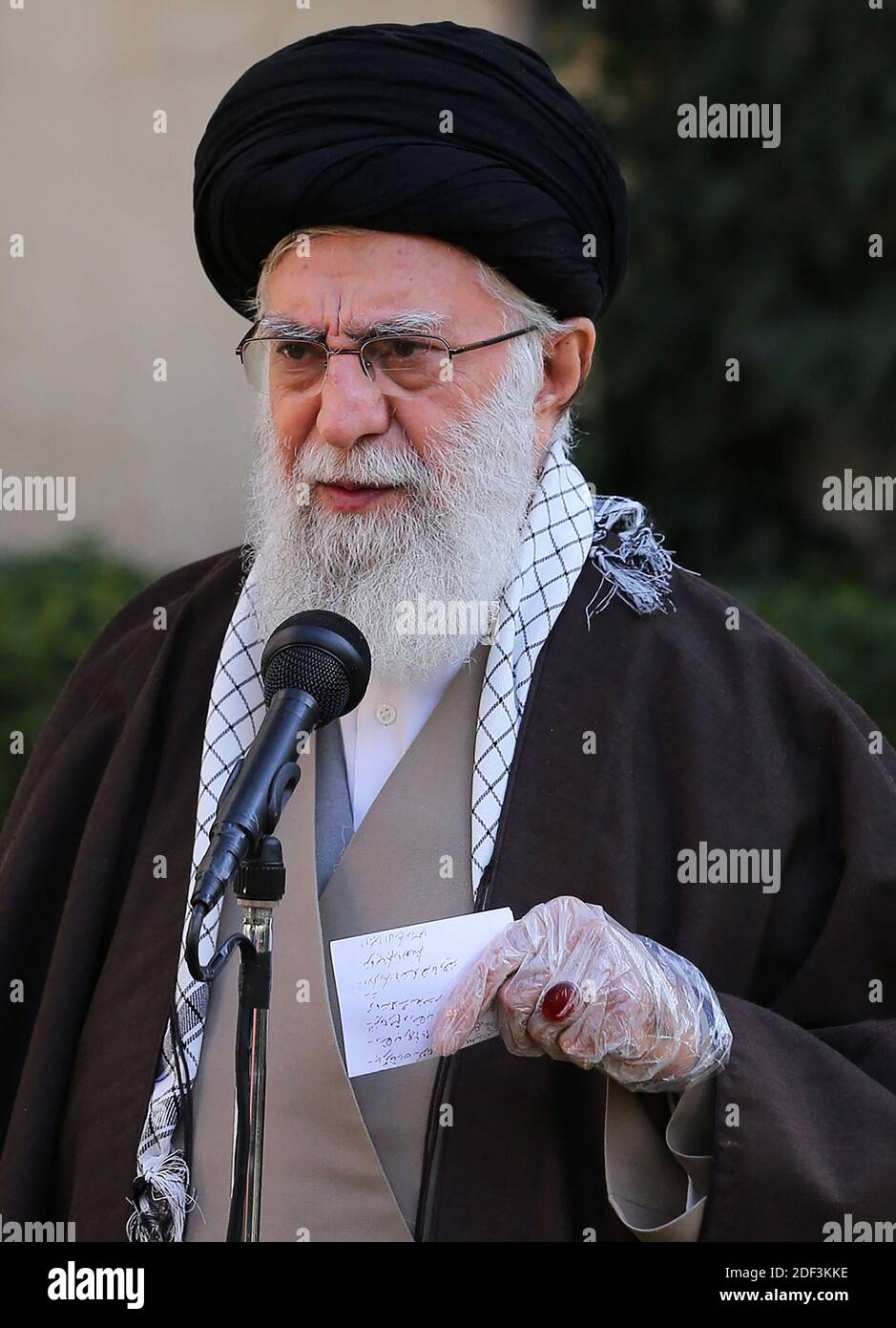 Il leader supremo dell'Iran Ayatollah Ali Khamenei innaffia un albero appena piantato in un giardino durante una cerimonia che segna la settimana delle "risorse naturali" nella capitale Teheran. Khamenei ha chiesto agli iraniani di attenersi alle linee guida per l'igiene per impedire la diffusione del nuovo coronavirus. 'Le linee guida sanitarie per prevenire l'infezione da questo virus dovrebbero essere osservate,' ha detto sulla televisione di stato mentre indossava guanti come ha piantato un albero. Il leader supremo ha affermato che l'Iran era trasparente con i suoi dati sull'epidemia e ha accusato altri paesi di cercare di nasconderli. Teheran, Iran, marzo Foto Stock