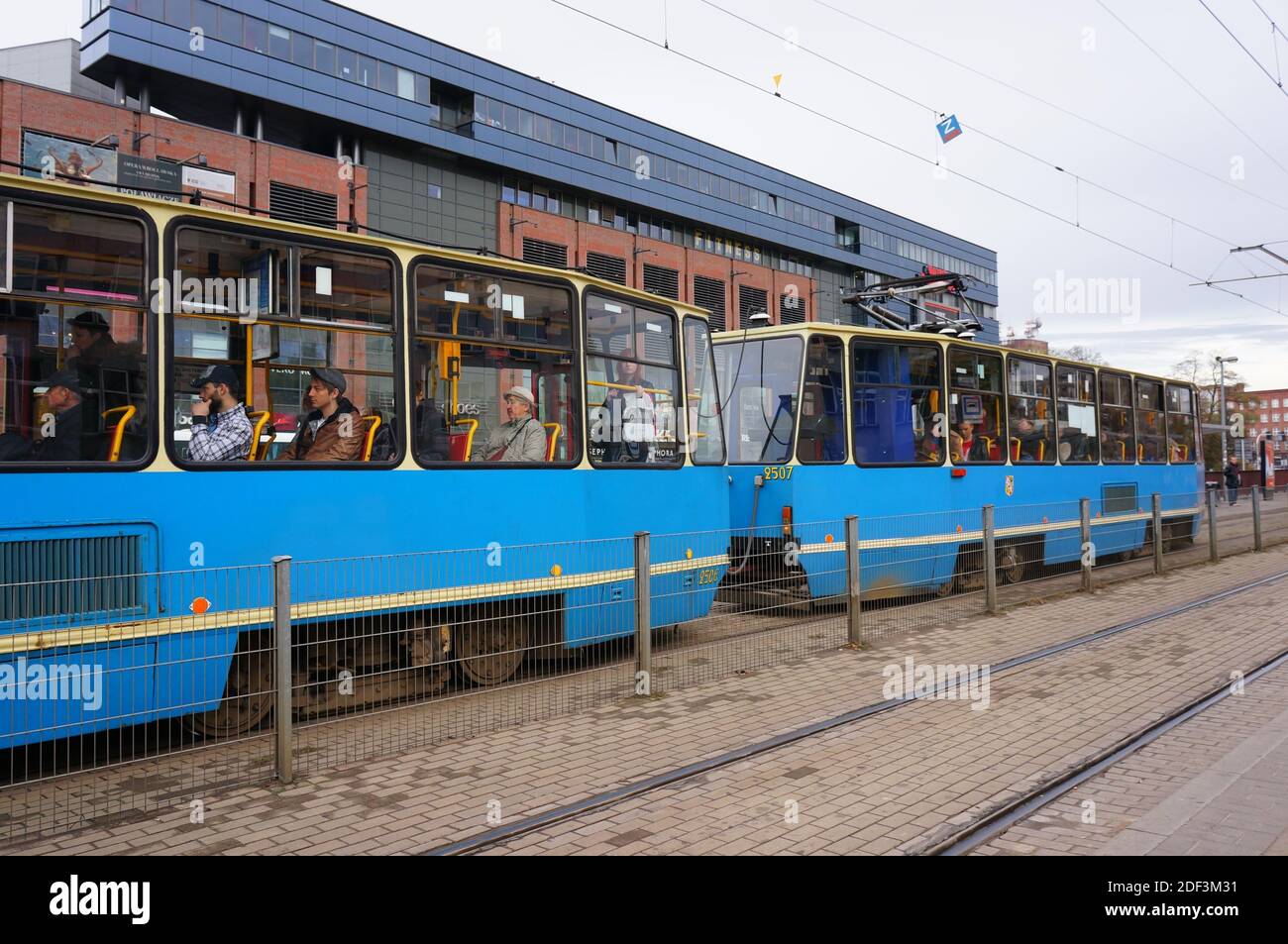 WROCLAW, POLONIA - 10 novembre 2013: Vecchio tram blu con passeggeri nel centro della città. Foto Stock