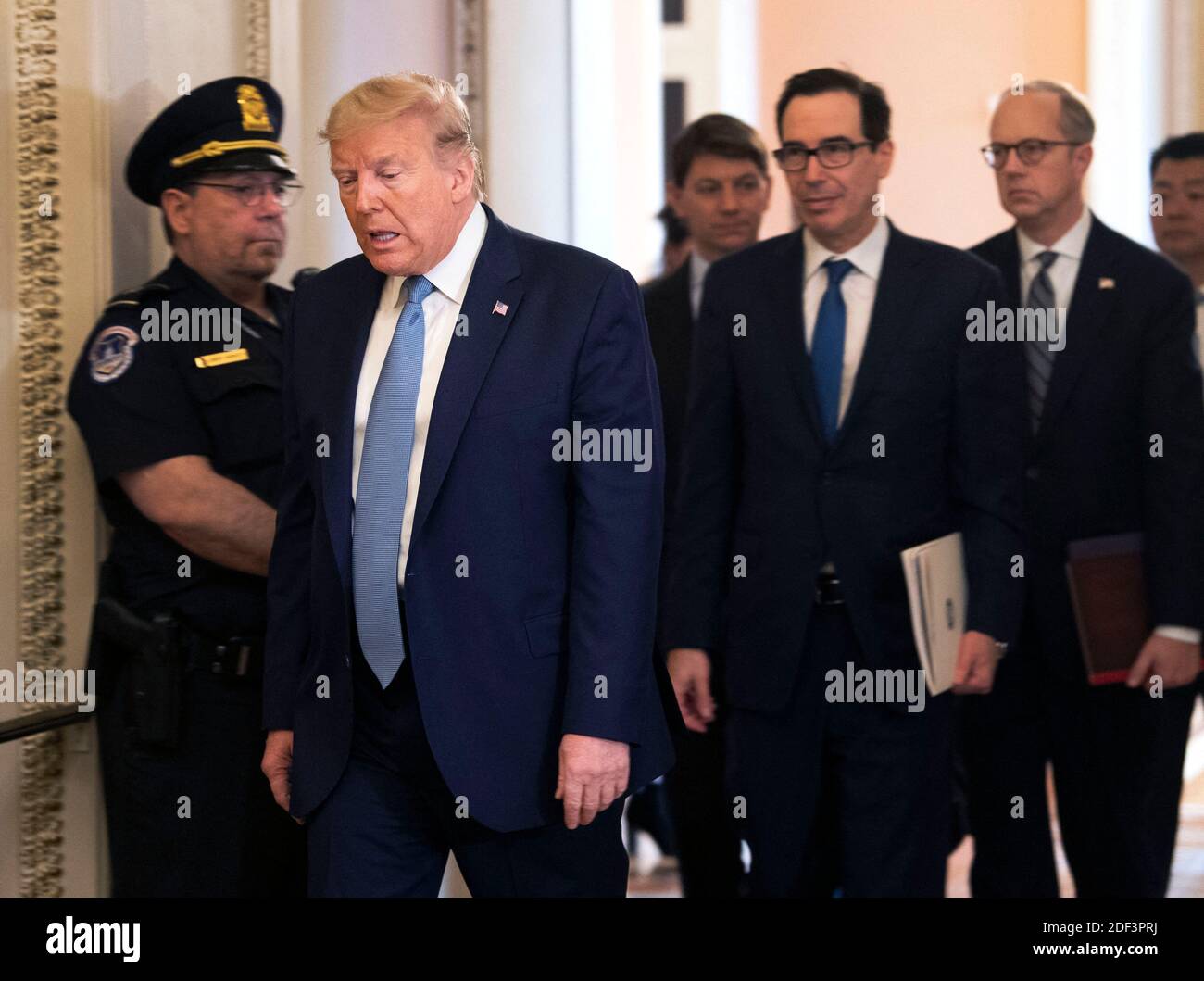 Il presidente Donald Trump (L) e il segretario al Tesoro Steven Mnuchin hanno lasciato un incontro con i repubblicani del Senato su un possibile pacchetto economico sulla scia delle turbolenze di mercato causate dal Coronavirus, a Washington, D.C., il 10 marzo 2020. Foto di Kevin Dietsch/piscina/ABACAPRESS.COM Foto Stock