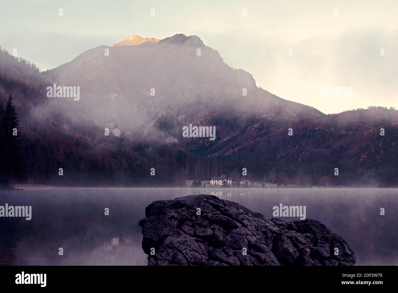 nebbia sulle montagne, vorderer langbathsee in alta austria Foto Stock
