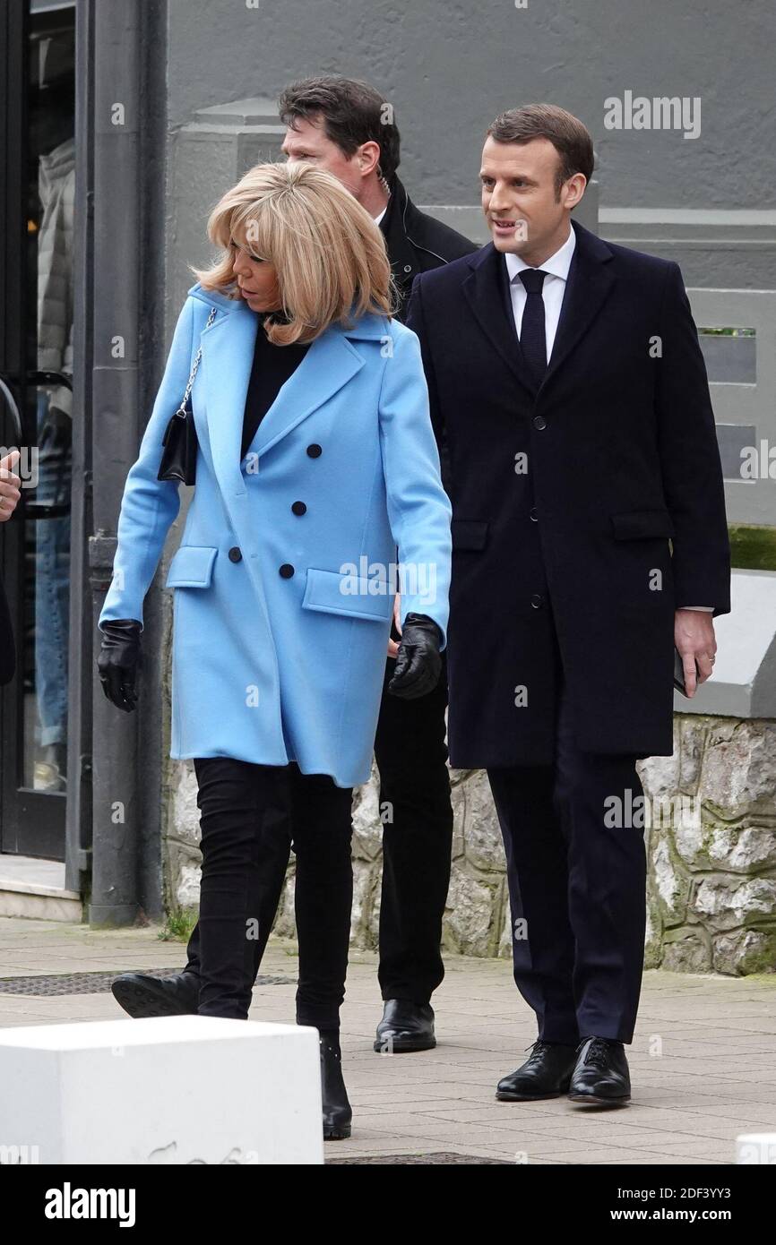 Il presidente francese Emmanuel Macron e sua moglie Brigitte Macron lasciano le loro case per uscire e votare durante il primo turno delle elezioni comunali a le Touquet, in Francia, il 15 marzo 2020. Foto di Francis Petit/ABACAPRESS.COM Foto Stock