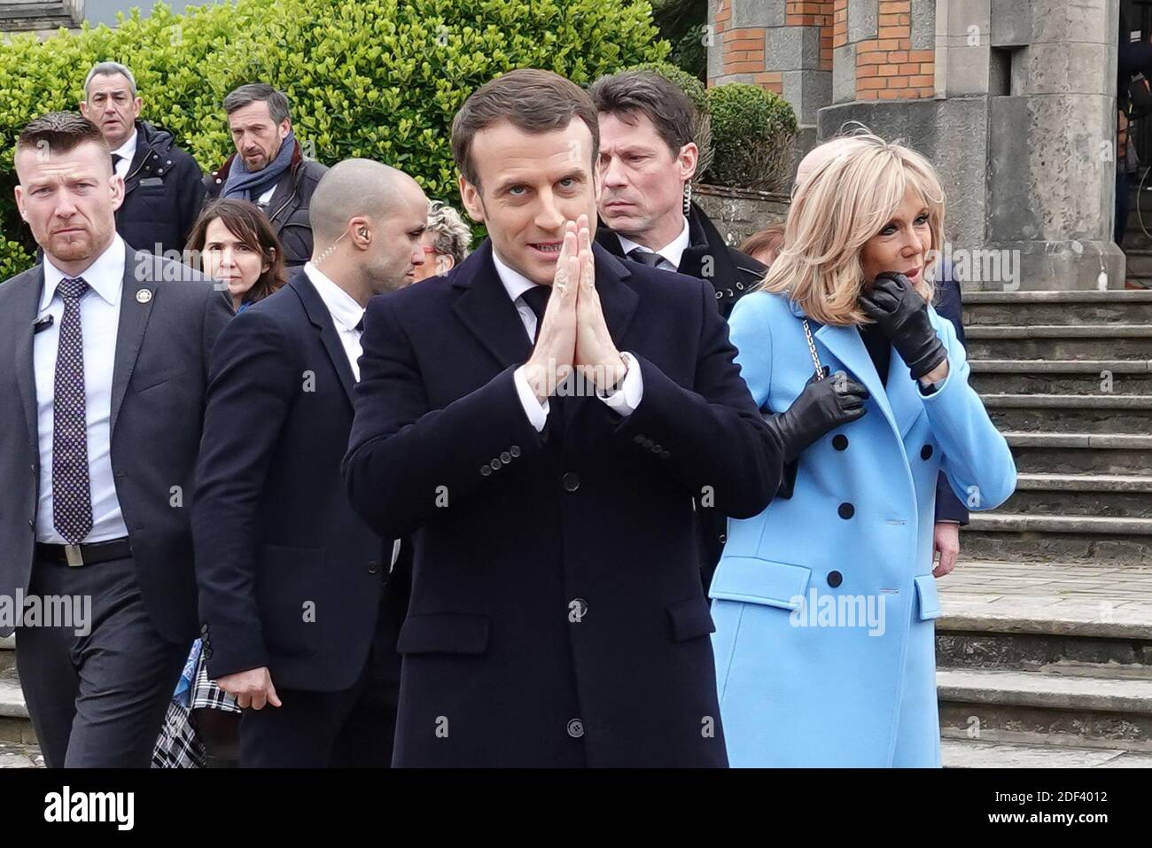 Il presidente francese Emmanuel Macron e sua moglie Brigitte Macron lasciano le loro case per uscire e votare durante il primo turno delle elezioni comunali a le Touquet, in Francia, il 15 marzo 2020. Foto di Francis Petit/ABACAPRESS.COM Foto Stock