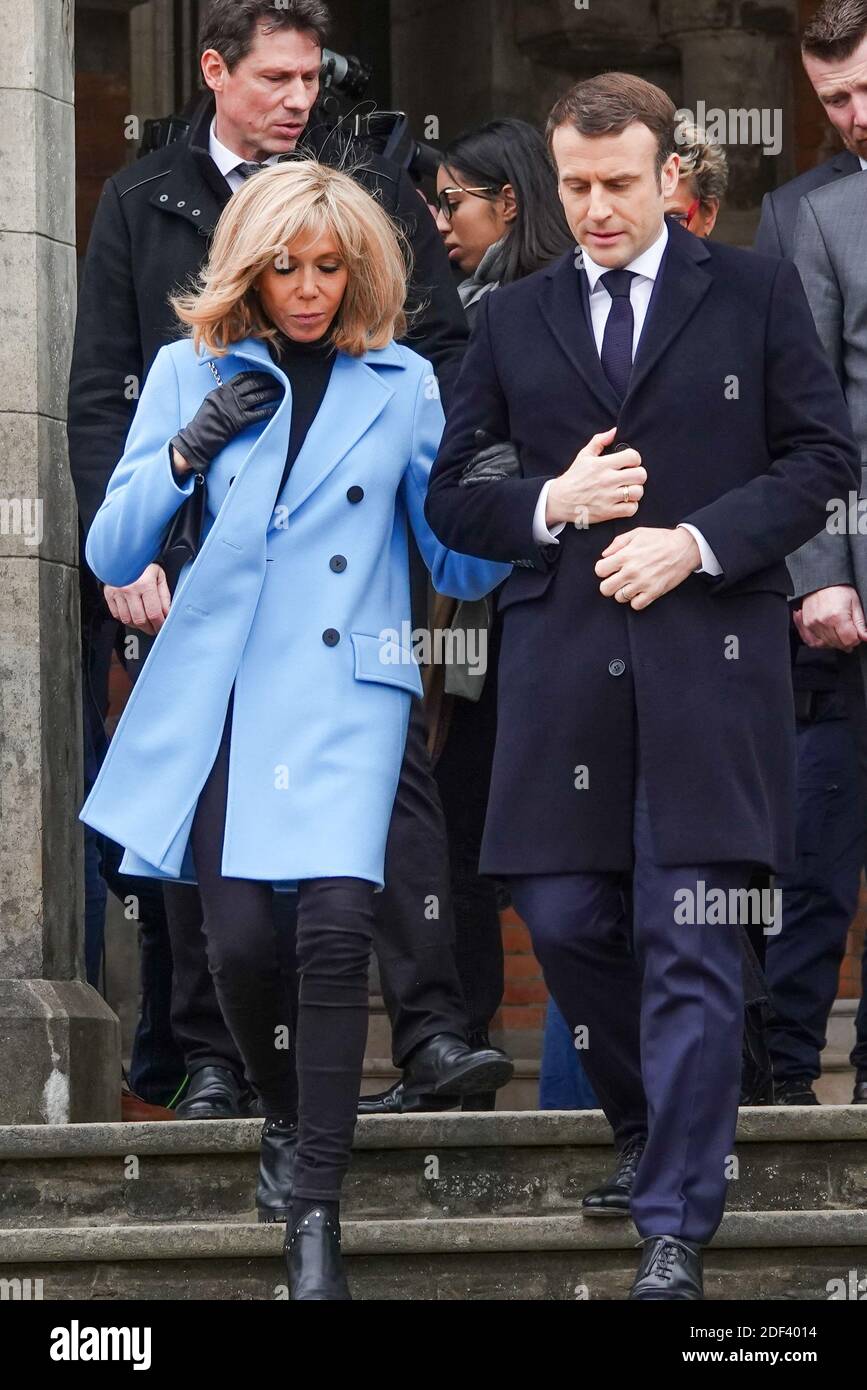 Il presidente francese Emmanuel Macron e sua moglie Brigitte Macron lasciano le loro case per uscire e votare durante il primo turno delle elezioni comunali a le Touquet, in Francia, il 15 marzo 2020. Foto di Francis Petit/ABACAPRESS.COM Foto Stock