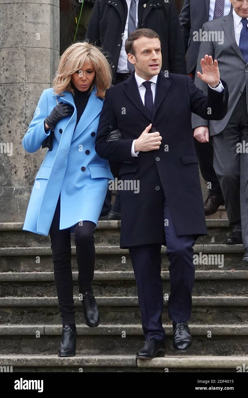 Il presidente francese Emmanuel Macron e sua moglie Brigitte Macron lasciano le loro case per uscire e votare durante il primo turno delle elezioni comunali a le Touquet, in Francia, il 15 marzo 2020. Foto di Francis Petit/ABACAPRESS.COM Foto Stock