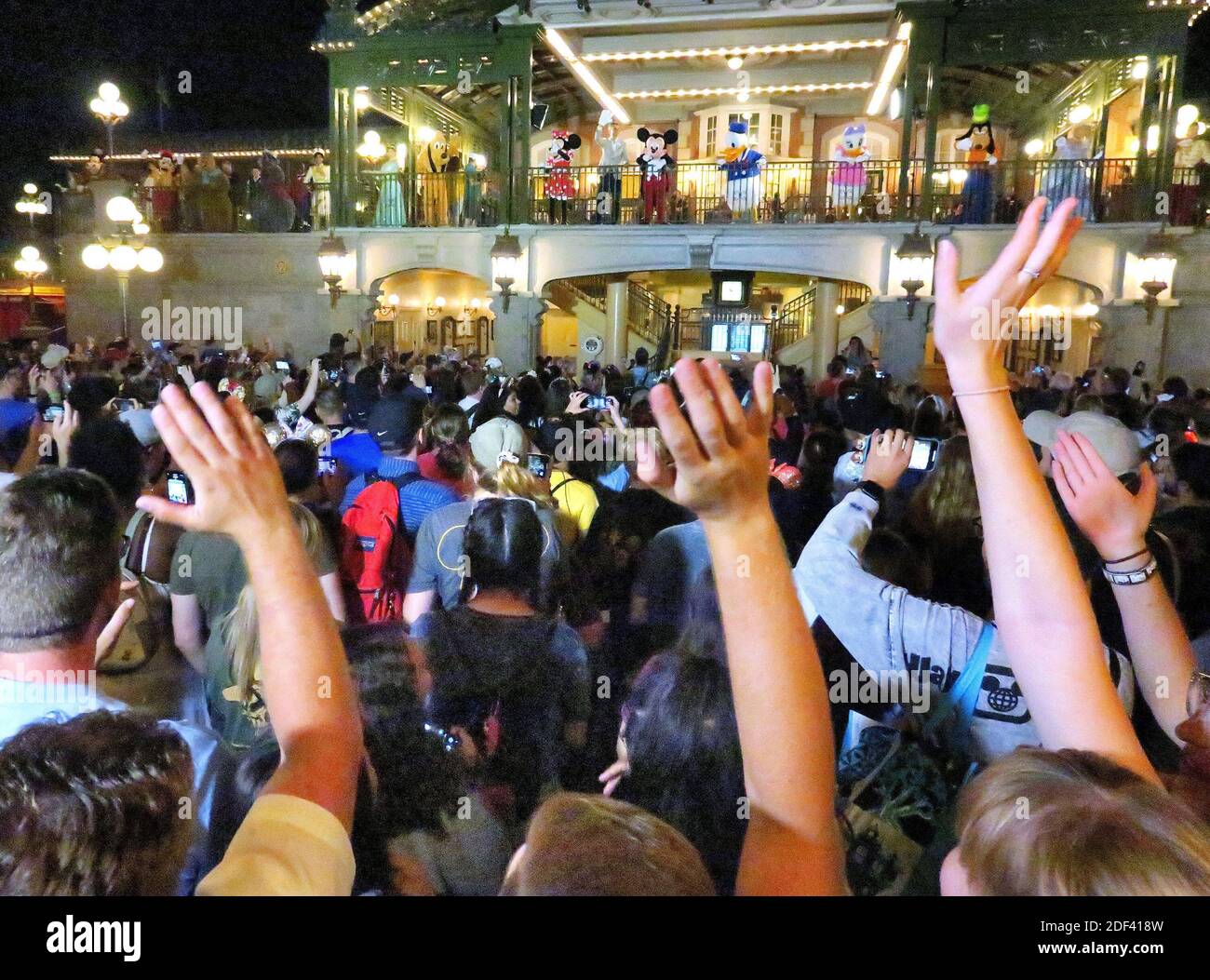 NO FILM, NO VIDEO, NO TV, NO DOCUMENTARIO - ospiti onda Arrivederci a Topolino e amici sulla strada principale Stati Uniti, nel Regno Magico al Walt Disney World, dopo che i personaggi hanno fatto una comparsa a sorpresa negli ultimi minuti prima della chiusura del parco, Domenica notte, 15 marzo 2020, A Lake Buena Vista, il Walt Disney World ha annunciato che tutti i loro parchi della Florida saranno chiusi per il resto di marzo a causa della pandemia del coronavirus. Foto di Joe Burbank/Orlando Sentinel/TNS/ABACAPRESS.COM Foto Stock