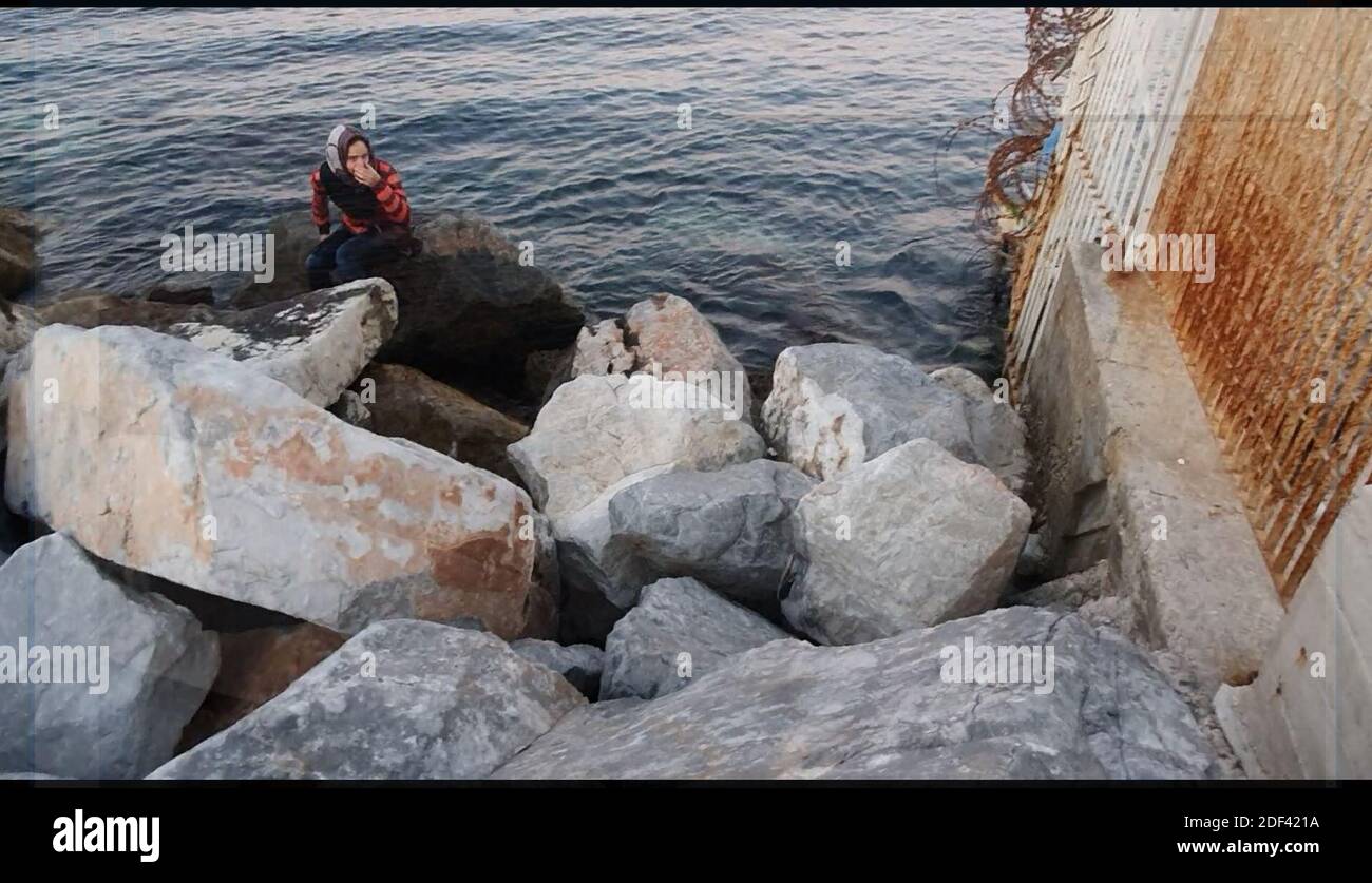 Scappatoia per i rifugiati in fuga da una nave militare della Marina greca che serve da rifugio temporaneo per 400 a 600 migranti arrivati dall'inizio di marzo nel porto di Mutilene sull'isola di Lesbos; A seguito della decisione della Turchia di aprire le sue frontiere e della decisione della Grecia di interrompere la registrazione di nuove domande di asilo. Di conseguenza, questi migranti non sono registrati, in disparte dalle regole internazionali, e temono di essere deportati in Turchia. Senza registrazione non hanno alcuna esistenza legale: Il 15 marzo 2020, alcuni di loro hanno approfittato di un movimento di folla per tentare la fortuna. Loro Foto Stock