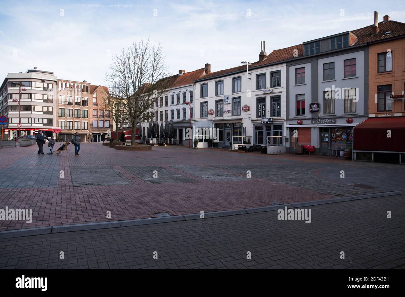 La gente cammina su un posto vuoto il 17 marzo 2020 a Menin, Belgio, durante il blocco Covid-19 che entra in vigore per fermare la diffusione della malattia di Coronavirus in Francia. Foto di Julie Sebadelha/ABACAPRESS.COM Foto Stock