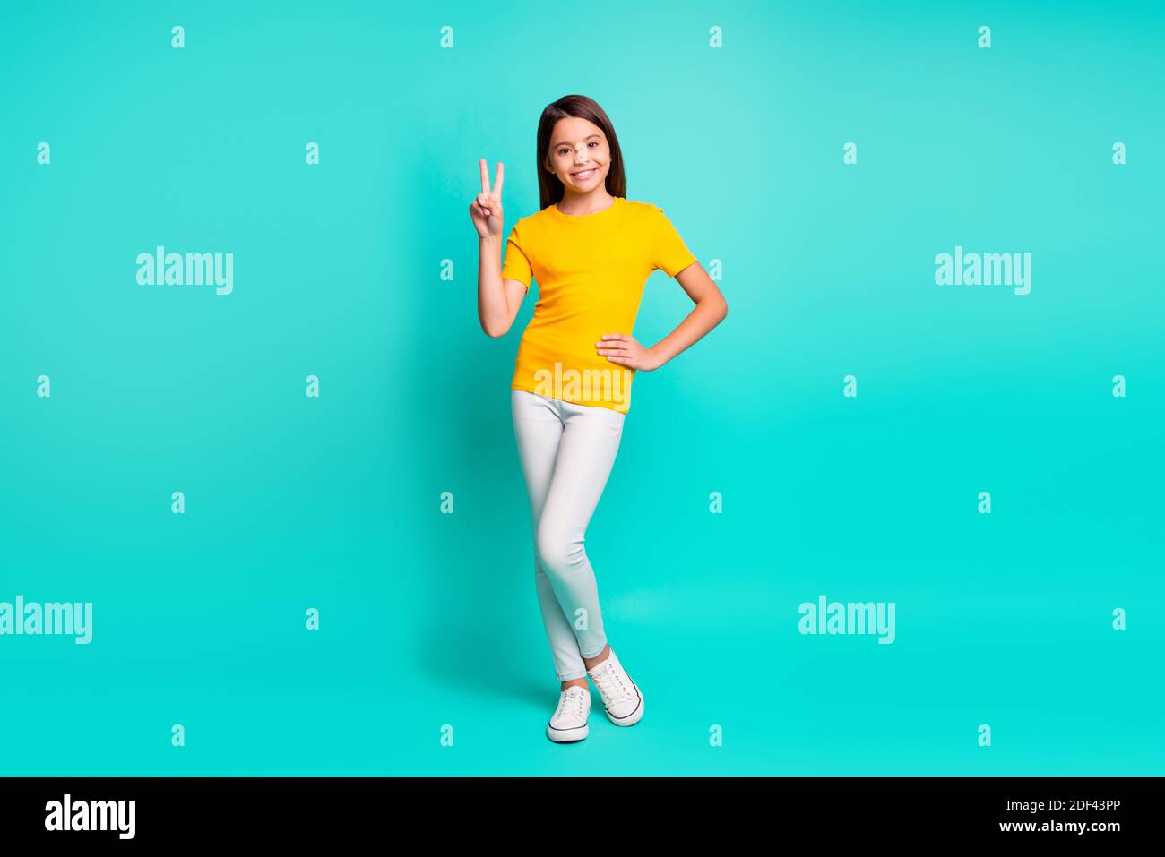 Foto a dimensione intera di ragazza positiva di capretto fa selfie in piedi isolato su sfondo di colore teal Foto Stock