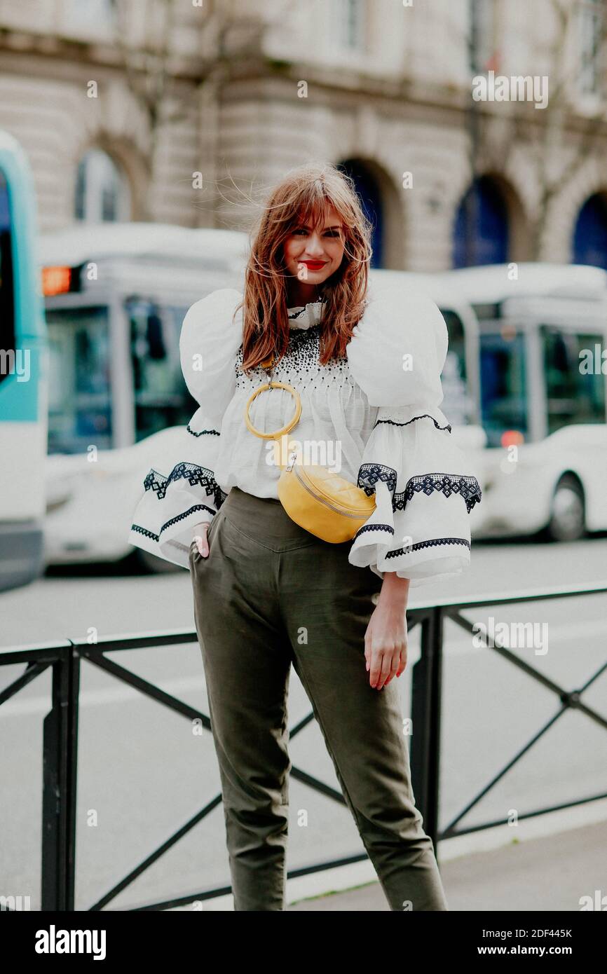 Street Style, Julie Ianc in arrivo allo spettacolo Vivienne Westwood Autunno Inverno 2020-2021, tenuto all'Hotel de Ville, Parigi, Francia, il 29 febbraio 2020. Foto di Marie-Paola Bertrand-Hillion/ABACAPRESS.COM Foto Stock