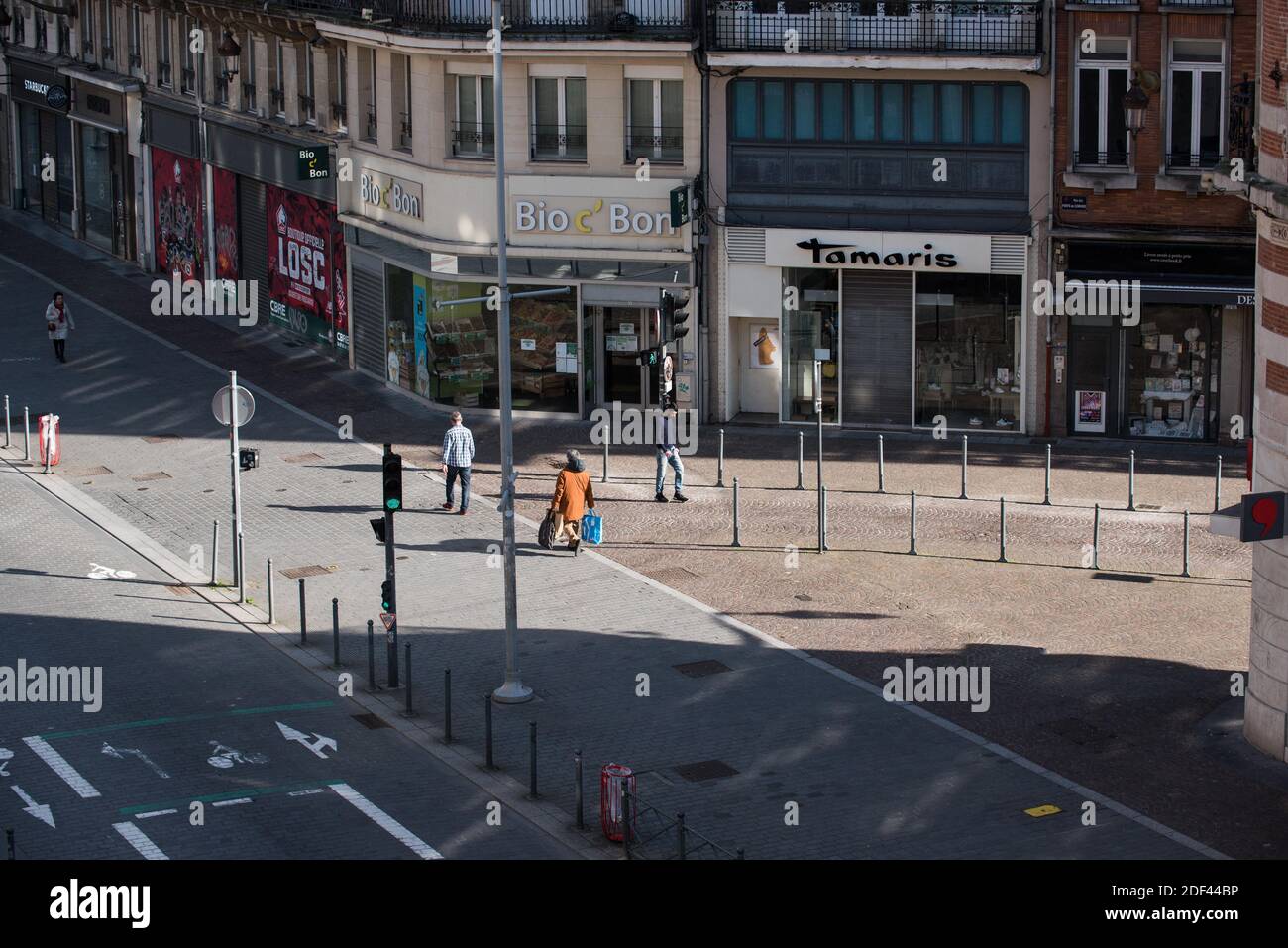 La gente cammina alla rue Faidherbe il 18 marzo 2020 a Lille, durante COVID-19 come un blocco rigoroso entra in vigore per fermare la diffusione della malattia di Coronavirus. Foto di Julie Sebadelha/ABACAPRESS.COM Foto Stock