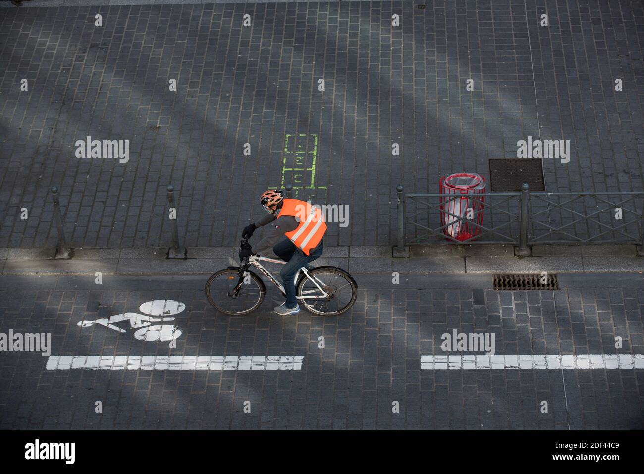 Un biker corre alla rue Faidherbe il 18 marzo 2020 a Lille, durante COVID-19 come un blocco rigoroso entra in vigore per fermare la diffusione della malattia di Coronavirus. Foto di Julie Sebadelha/ABACAPRESS.COM Foto Stock