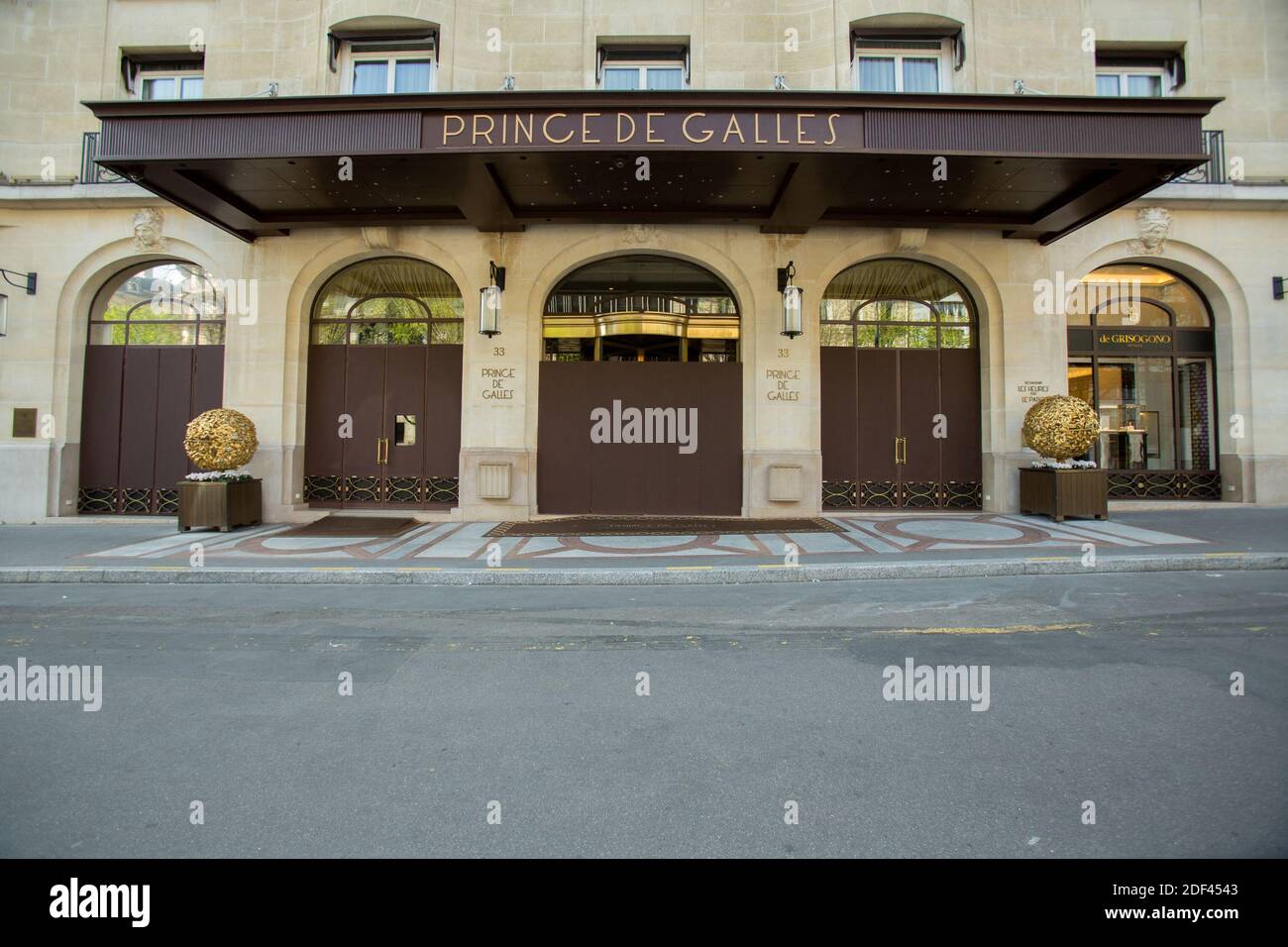 Coronavirus - Covid 19 - l'hotel Prince de Galles è chiuso dopo il confinamento con le misure governative. Il 19 marzo 2020, a Parigi, in Francia, è necessario il confinamento per la protezione del pubblico. Foto di Nasser Berzane/ABACAPRESS.COM Foto Stock