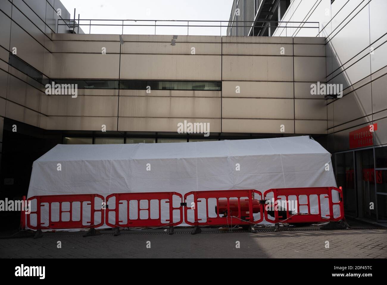 Una tenda di fronte all'ingresso delle emergenze dell'ospedale Tenon il quarto giorno di contenimento decretato dal governo per contenere la diffusione del Coronavirus Covid-19 in Francia. Parigi, Francia il 20 marzo 2020. Foto di Florent Bardos/ABACAPRESS.COM Foto Stock