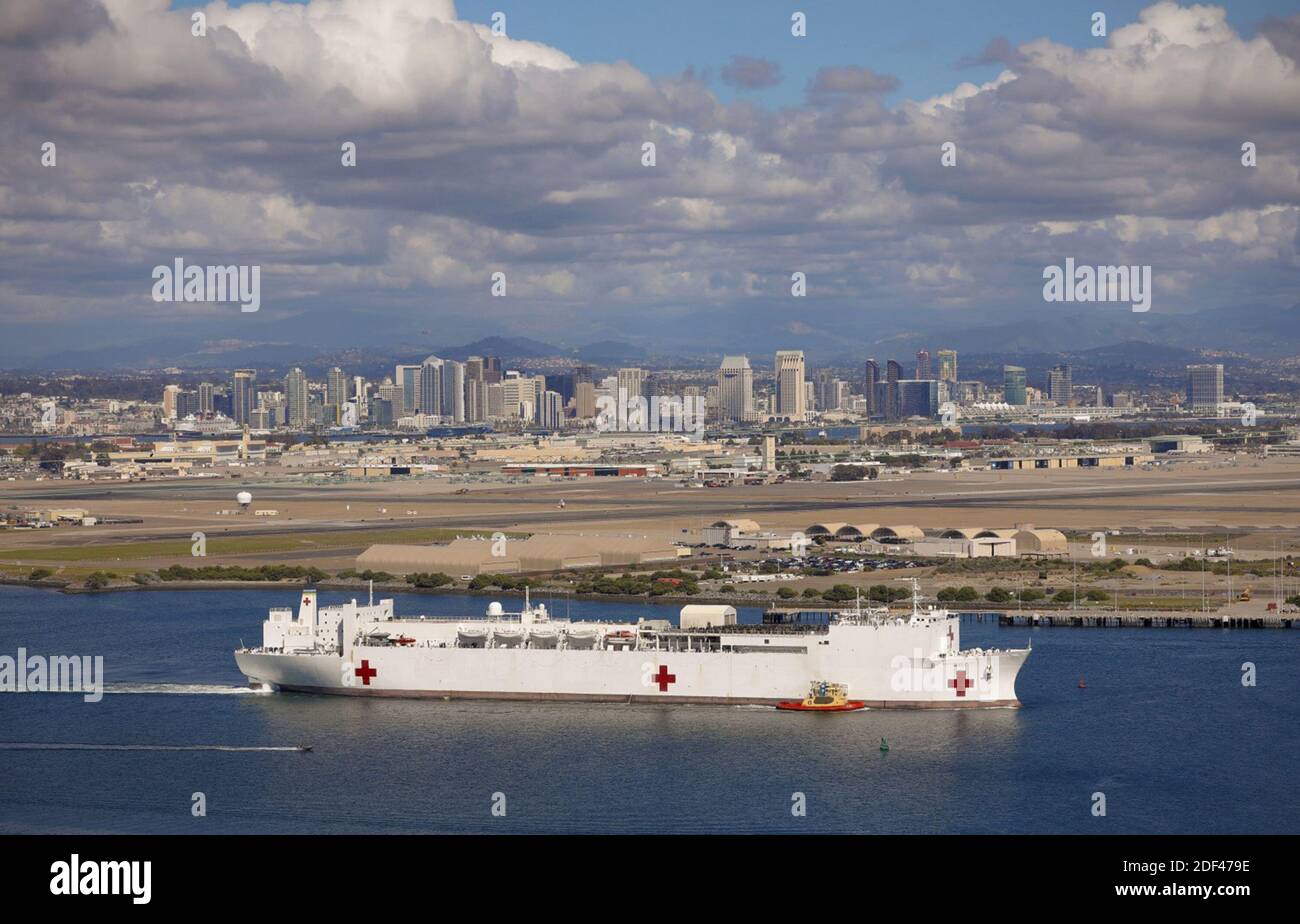 NO FILM, NO VIDEO, NO TV, NO DOCUMENTARIO - la nave ospedaliera USNS Mercy con il suo staff di 800 medici della Marina e personale di supporto, insieme a più di 70 marinai della funzione civile, è partito dalla base navale di San Diego mentre esce da San Diego Bay, CA, USA il Lunedi, 23 marzo 2020. La Mercy fungerà da ospedale di riferimento per i pazienti non COVID-19. Foto di Nelvin C. Cepeda/San Diego Union-Tribune/TNS/ABACAPRESS.COM Foto Stock