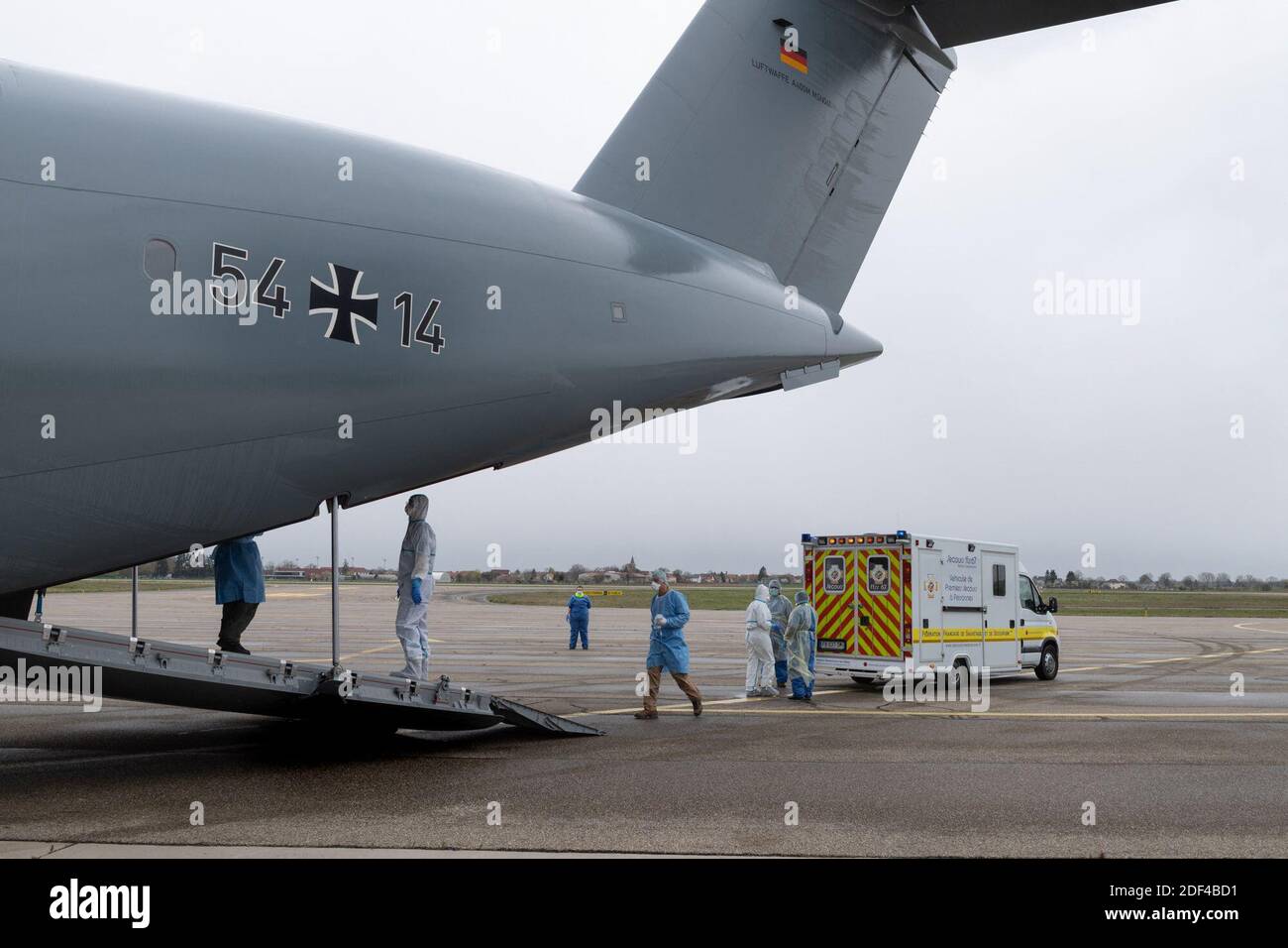 Handout picture - il 2020 marzo 25, il Presidente della Repubblica, Emmanuel MACRON, su proposta della signora PARLY, ministro delle forze armate, e del capo del personale delle forze armate, ha deciso di lanciare l'operazione Resilience. Questa operazione si impegna a sostenere i servizi pubblici e il popolo francese da parte degli eserciti francesi. Domenica 29 marzo 2020, un aeromobile A400M dell'esercito tedesco effettua l'evacuazione medica dei pazienti affetti dal virus COVID19 dalla città di Strasburgo alla città di Stoccarda in Germania. Foto di Tanhao Stadel/Armee De Terre via ABACAPRESS.COM Foto Stock