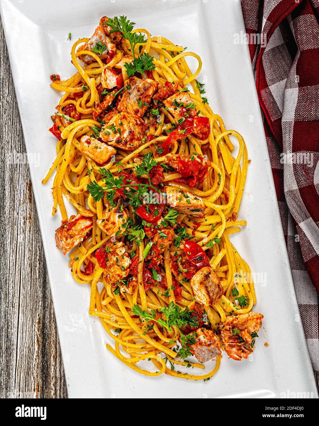 Linguine con salmone e ciliegia tomatos Foto Stock