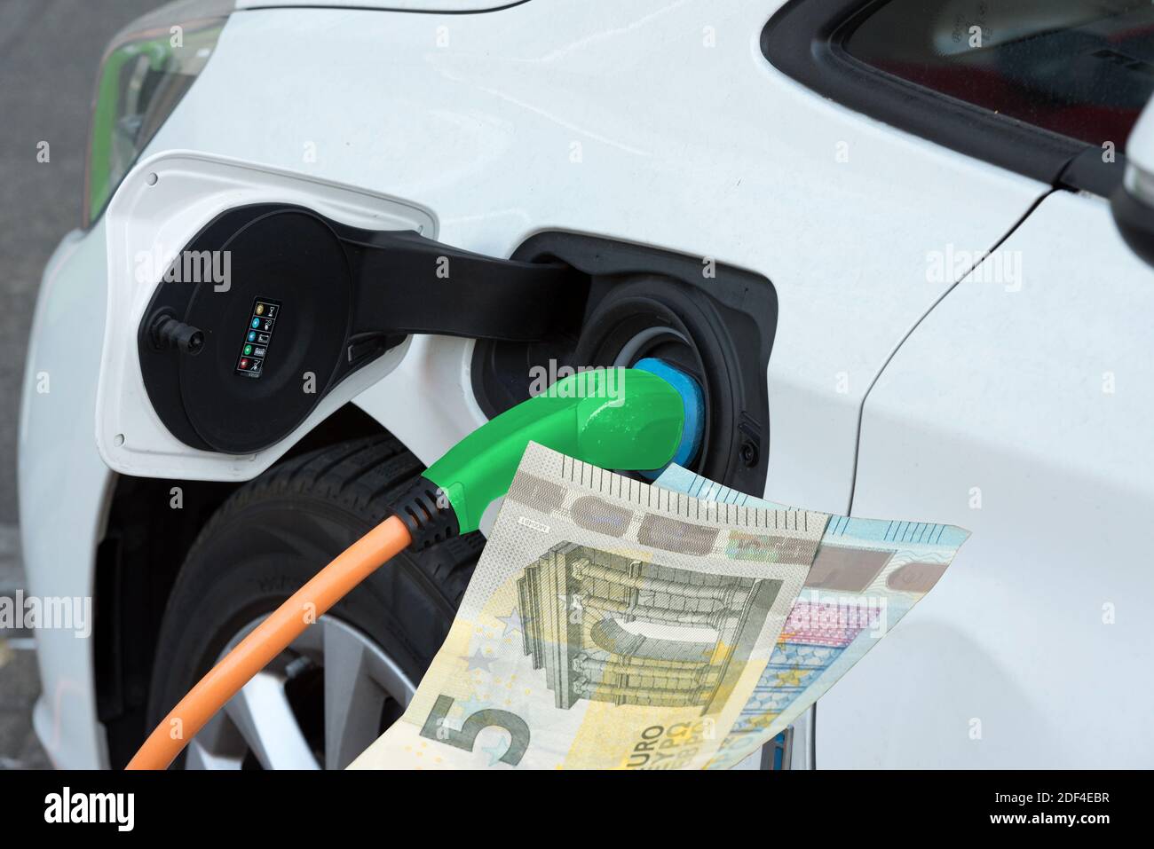 Un'auto elettrica e banconote in euro Foto Stock