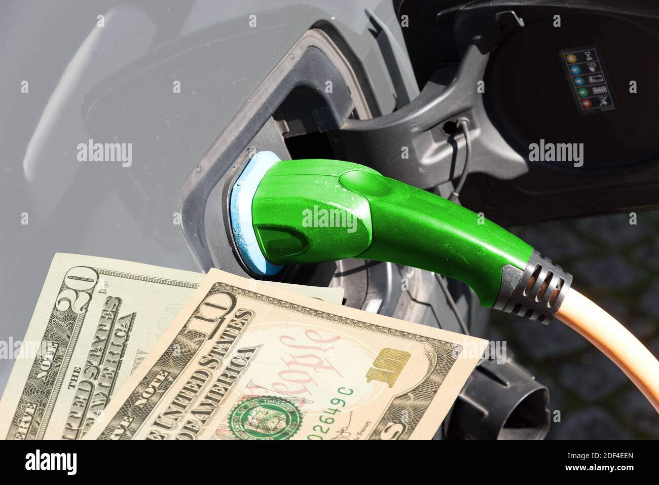 Un'automobile elettrica e le fatture del dollaro Foto Stock