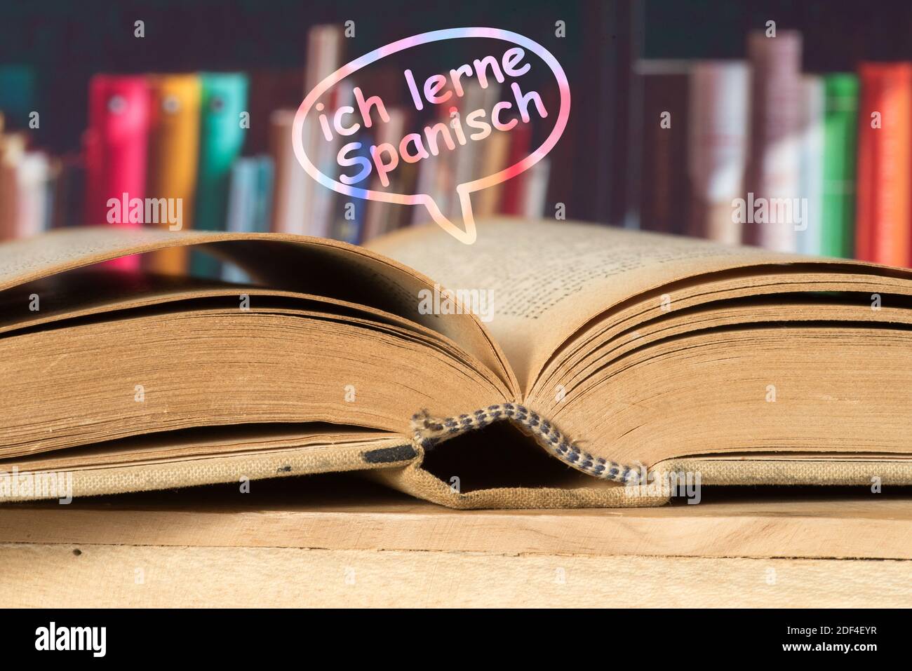 Un libro e una bolla di discorso sto imparando lo spagnolo Foto Stock