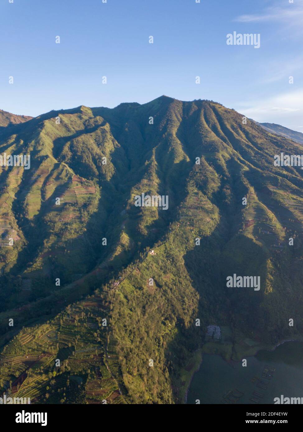 vista aerea delle cime delle montagne durante la stagione delle piogge. bellezza naturale sfondo al mattino Foto Stock