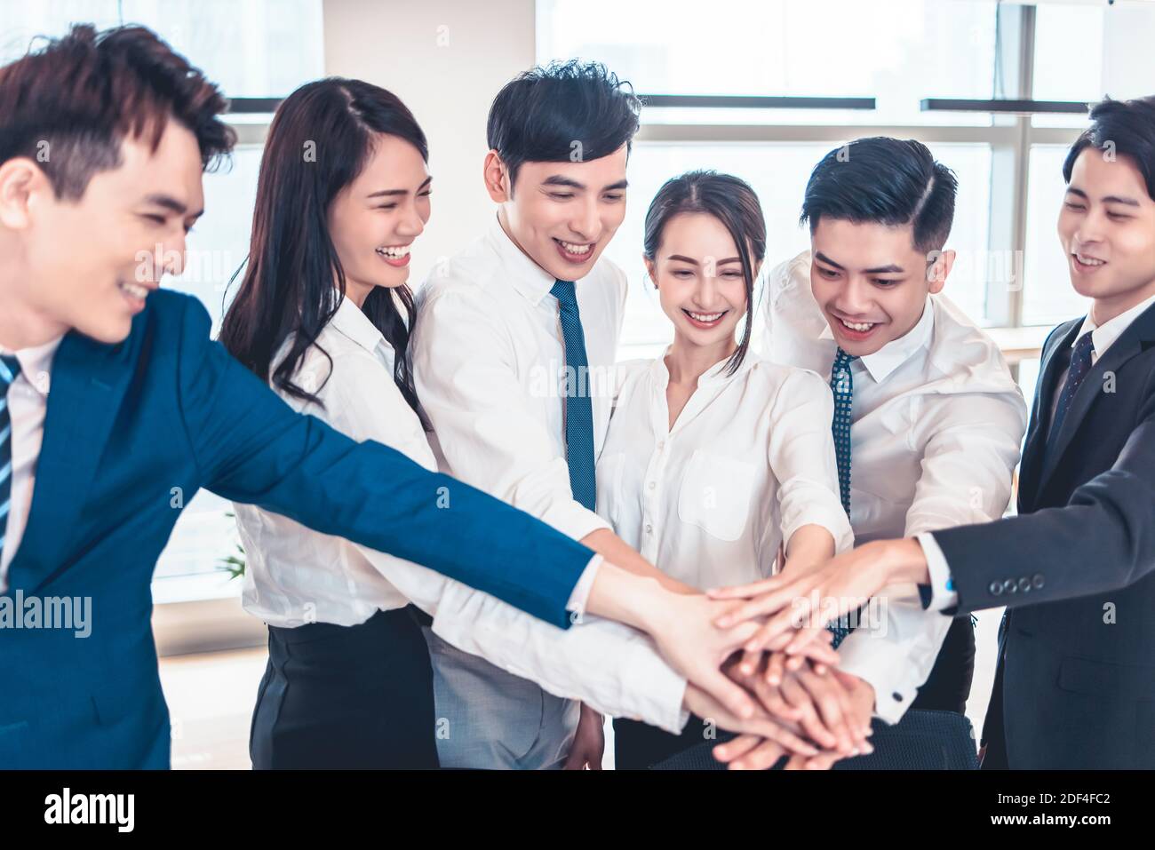 team aziendale di successo che dimostra l'unità con le mani insieme Foto Stock