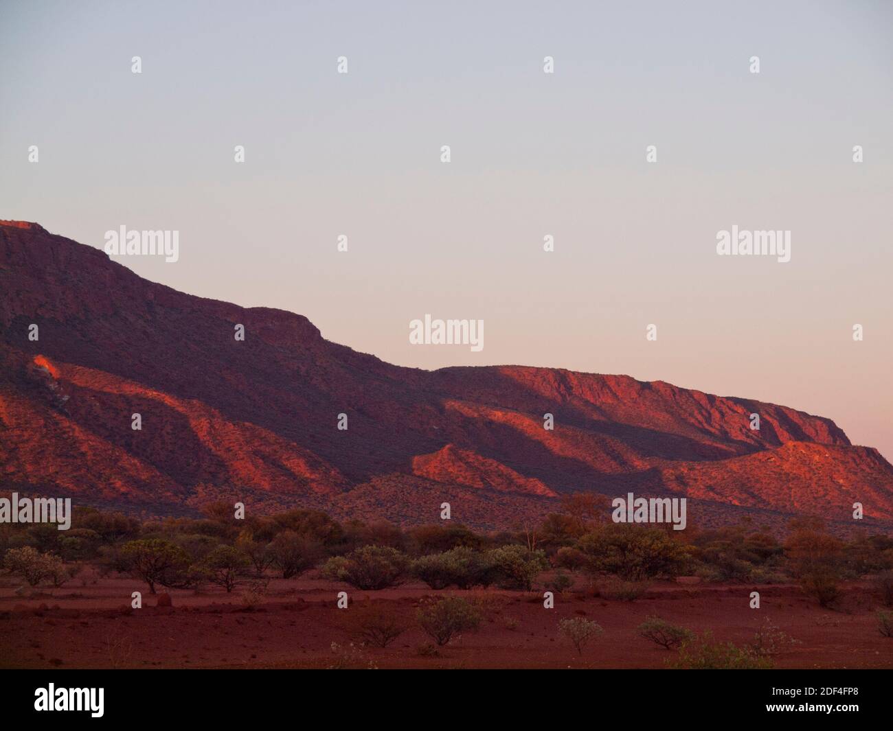 Burringurrah (Monte Augustus, 1105m) è un grande Inselberg sulla terra di Wadjari nella regione di Gascoyne, nell'Australia Occidentale Foto Stock