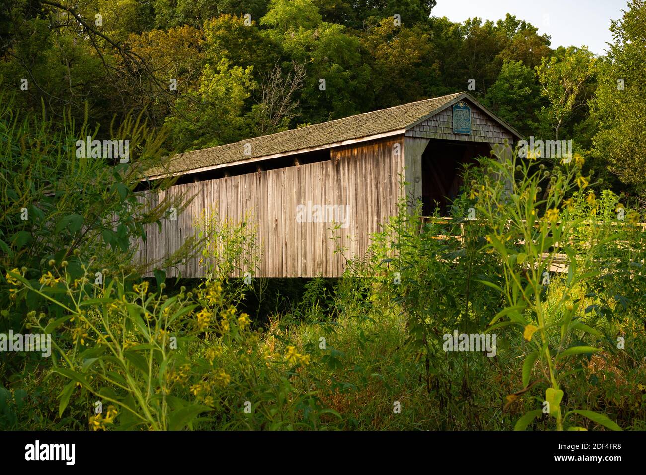 Vecchio ponte coperto nel Midwest in una bella mattina estiva. Cowden, Illinois, Stati Uniti Foto Stock