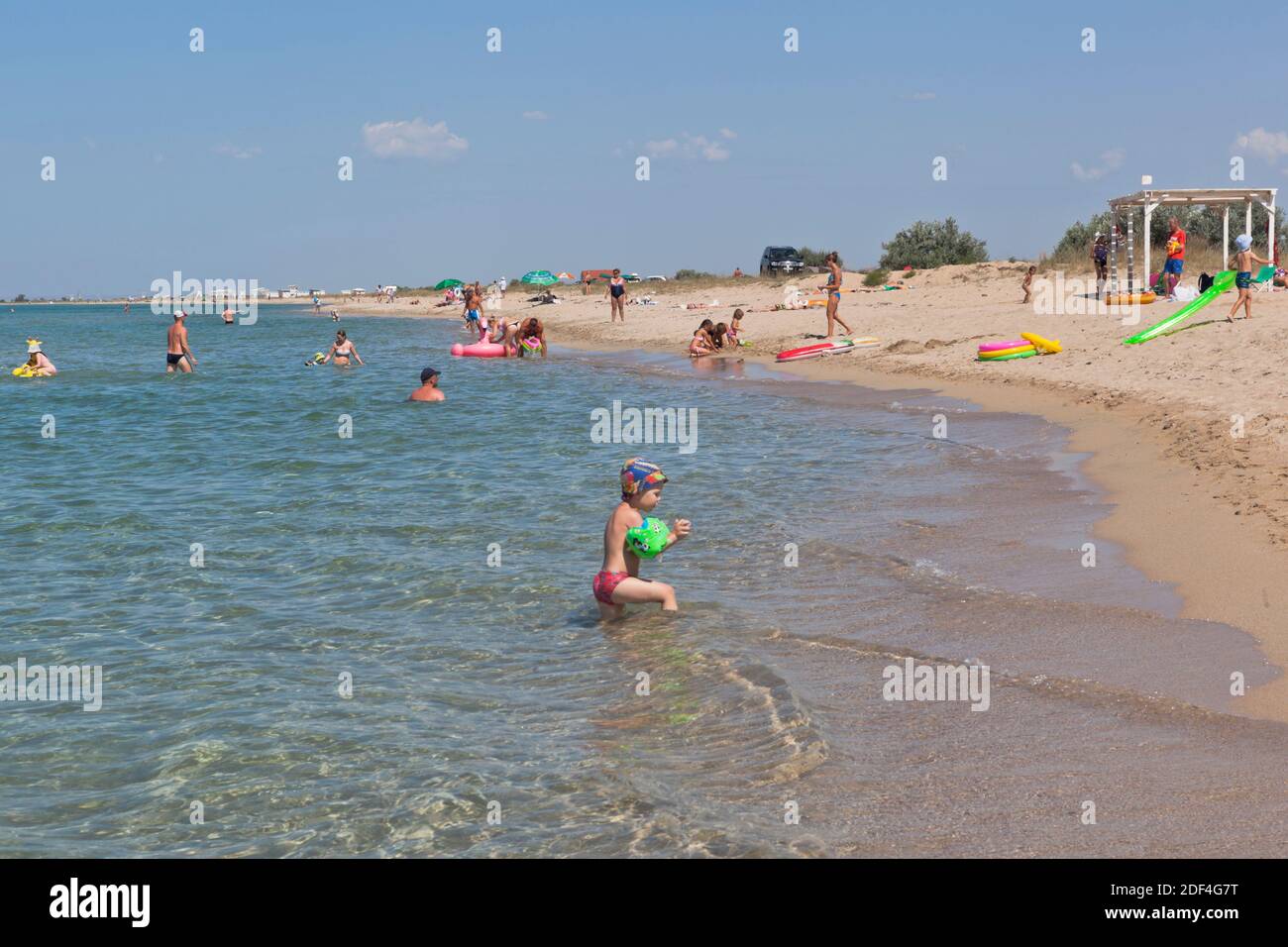 Vitino, distretto di Saki, Crimea, Russia - 24 luglio 2020: La gente bagna nelle acque cristalline del Mar Nero vicino al villaggio turistico di Vitino, Saki District Foto Stock