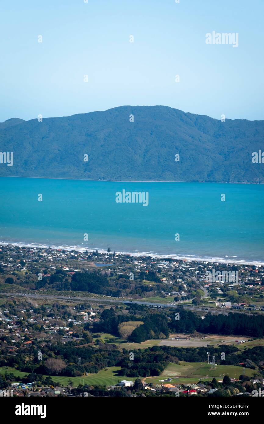 Isola di Kapiti e Waikanae, dalla pista di Parata sulle colline sopra Waikanae, distretto di Kapiti, Wellington, Isola del Nord, Nuova Zelanda Foto Stock