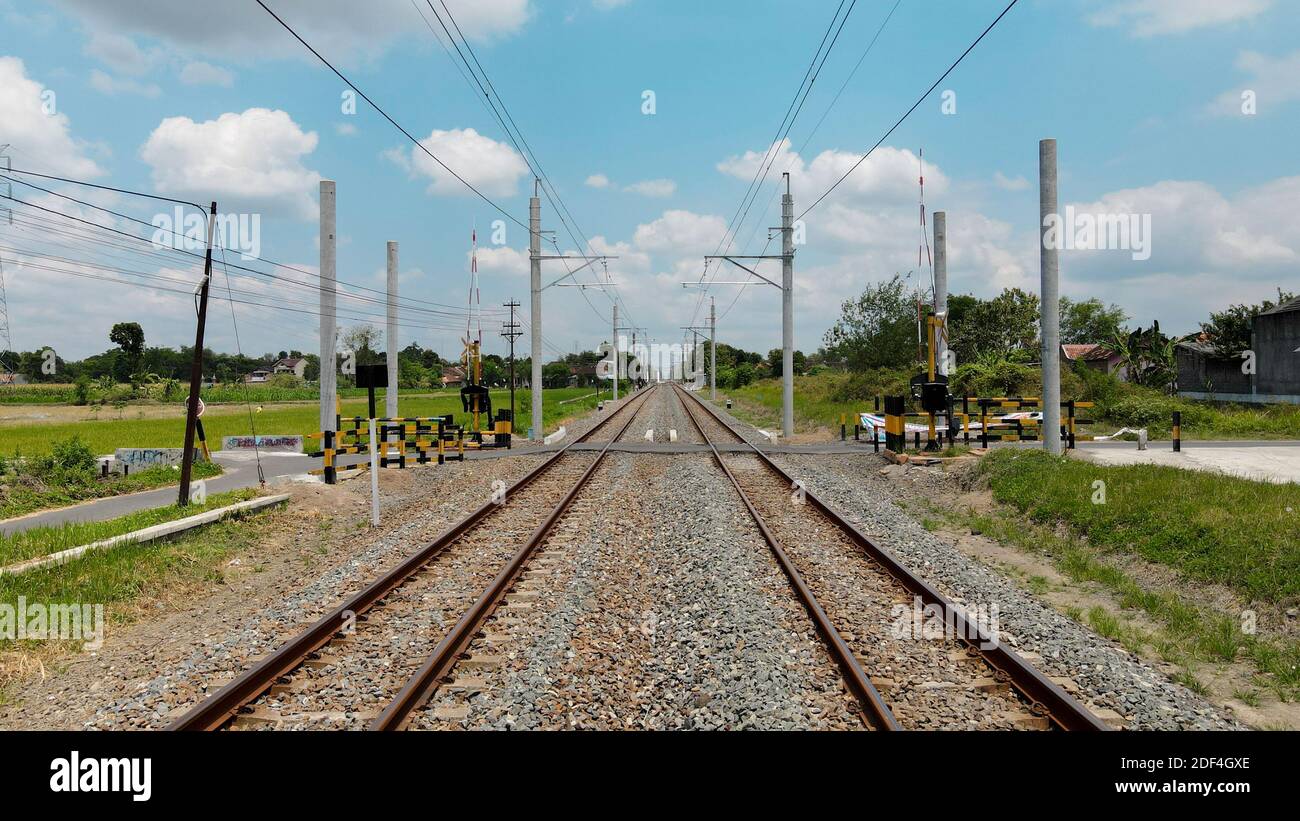 Vista aerea del treno con nuovo palo elettronico per Treno KRL a Yogyakarta Indonesia Foto Stock