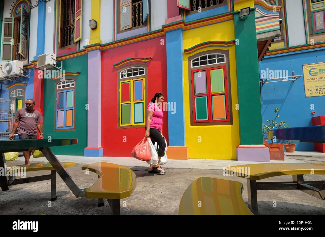 Una donna che cammina per la Casa multicolore di Tan Teng Niah, una ex villa del commerciante in Little India, Singapore Foto Stock